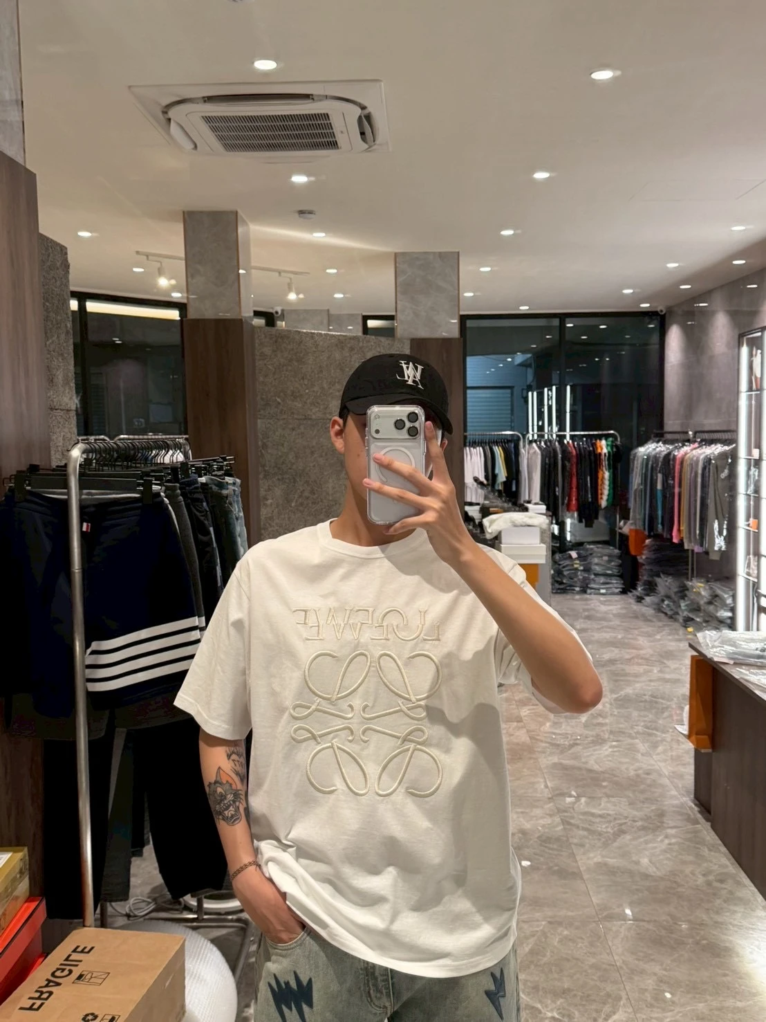 Loewe 胸前刺繡大Logo
