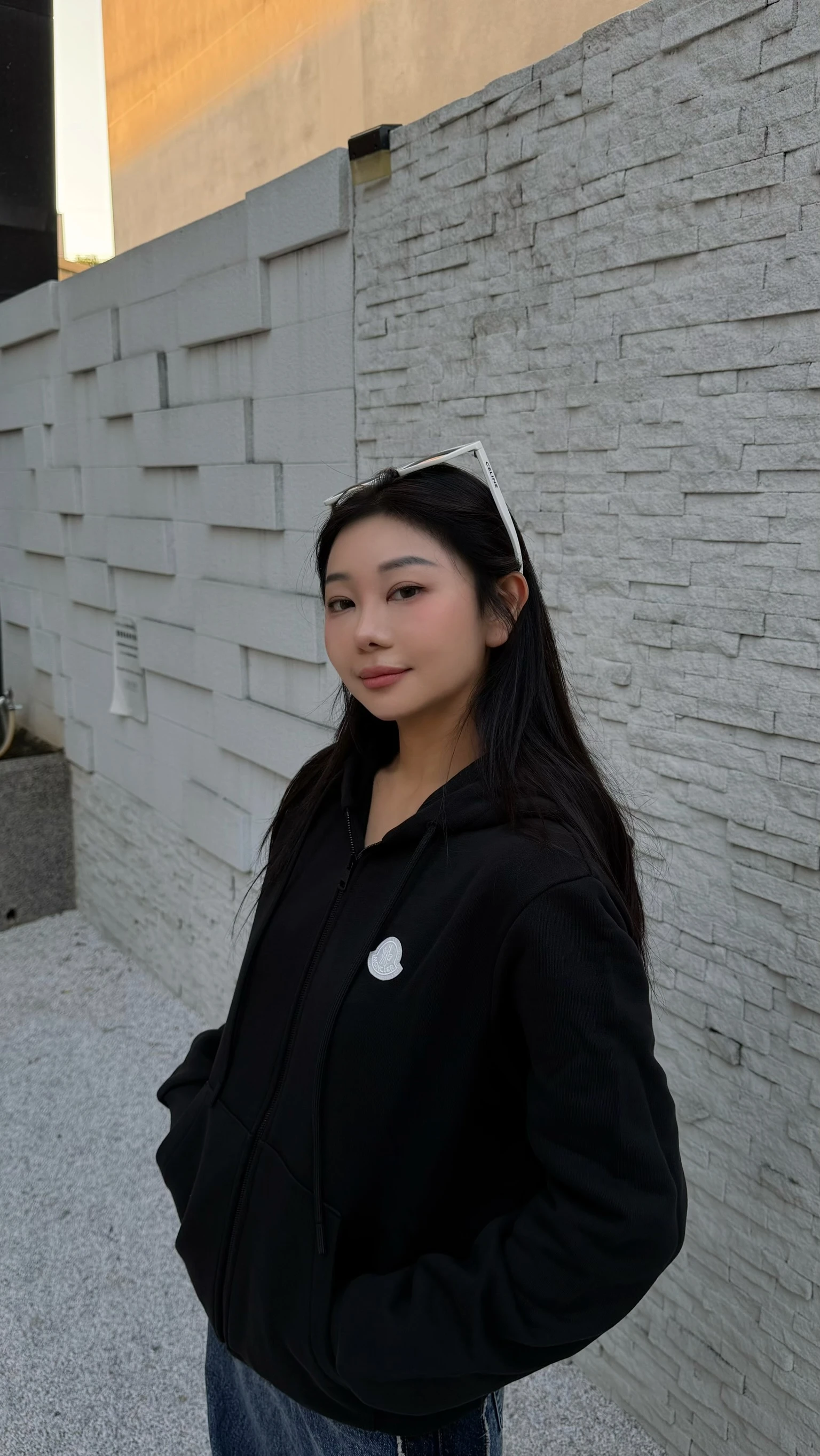 Moncler 黑底白標外套