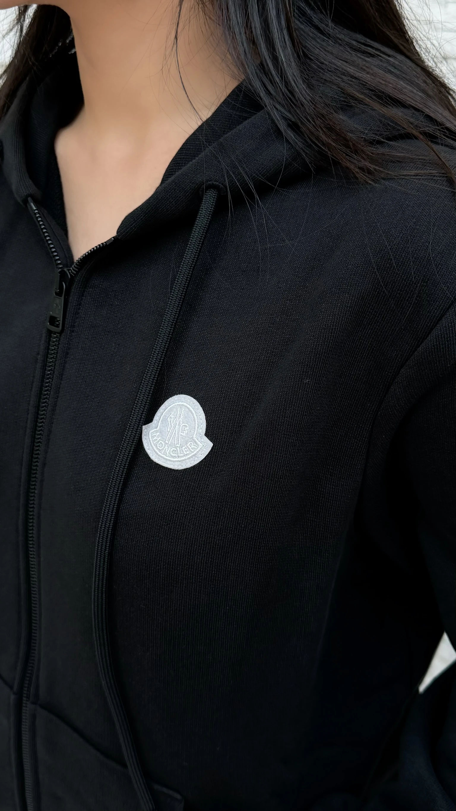 Moncler 黑底白標外套