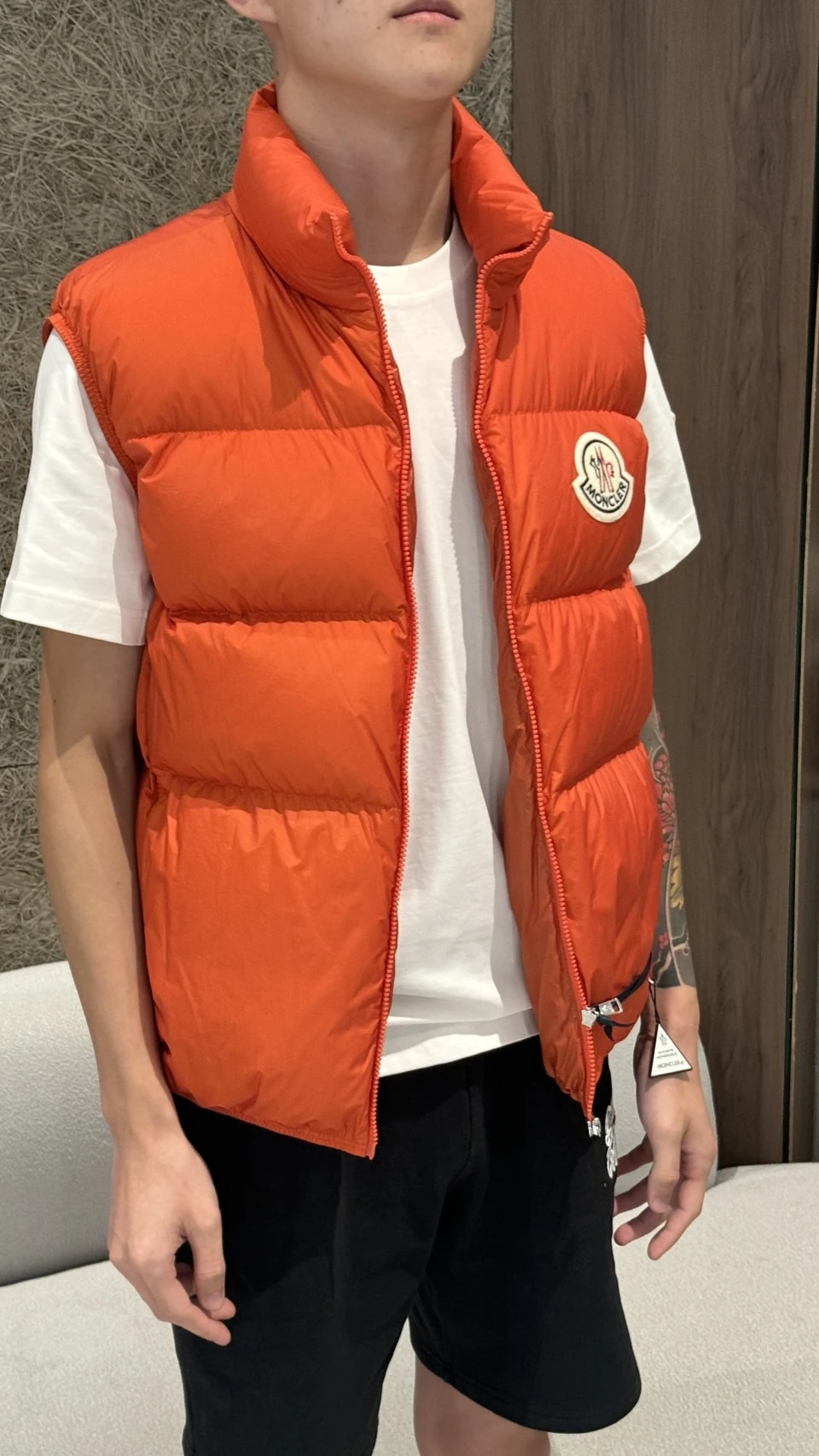 Moncler 橘羽絨背心