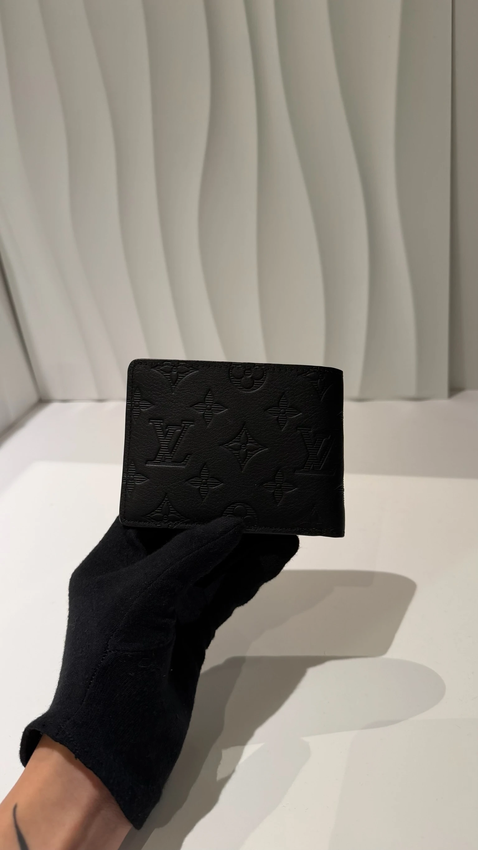 LV 黑壓印交叉短夾