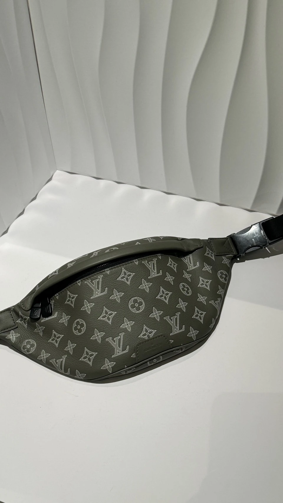 LV 軍綠壓印腰包(斷貨）