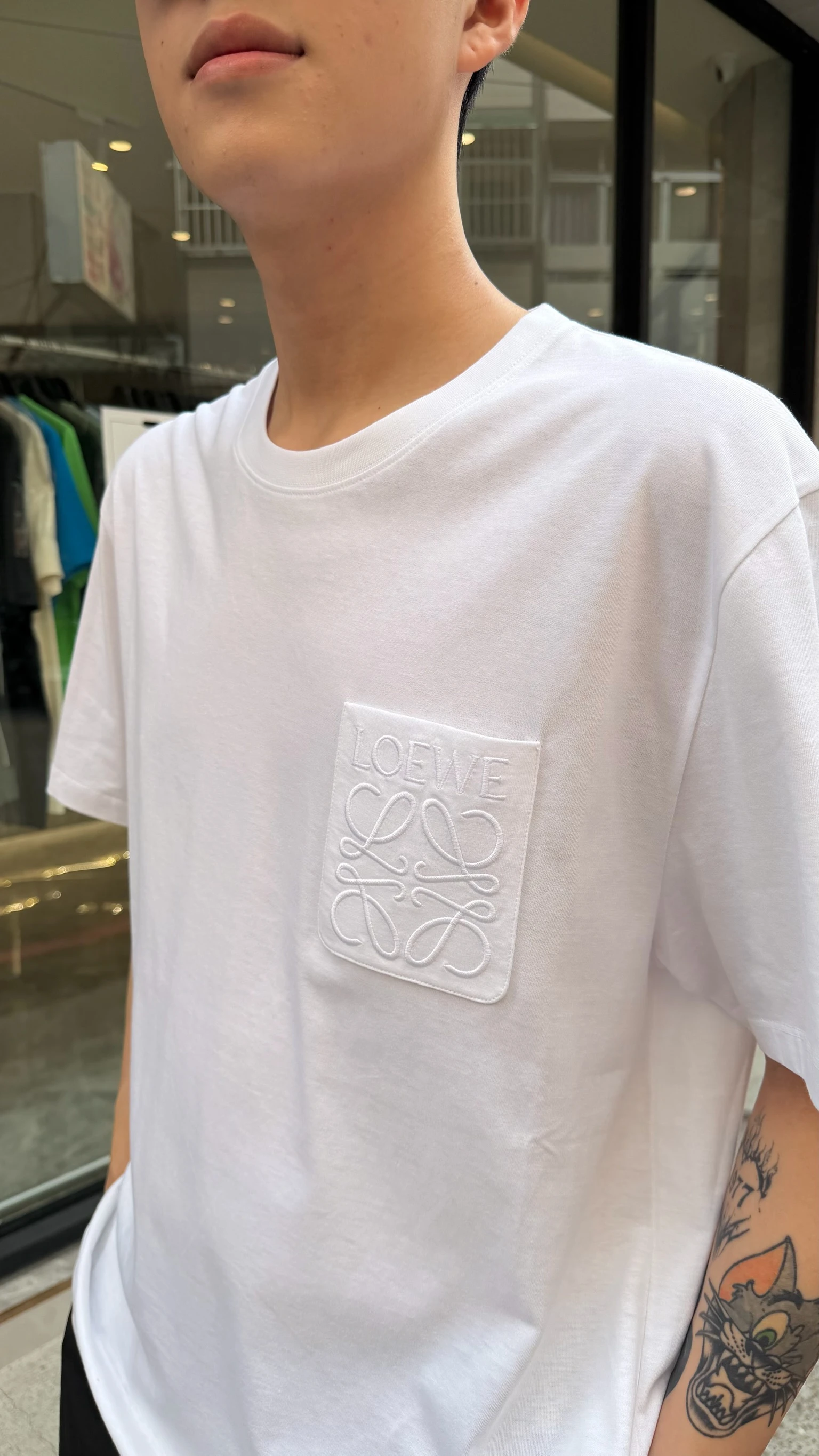 Loewe 口袋刺繡白短袖
