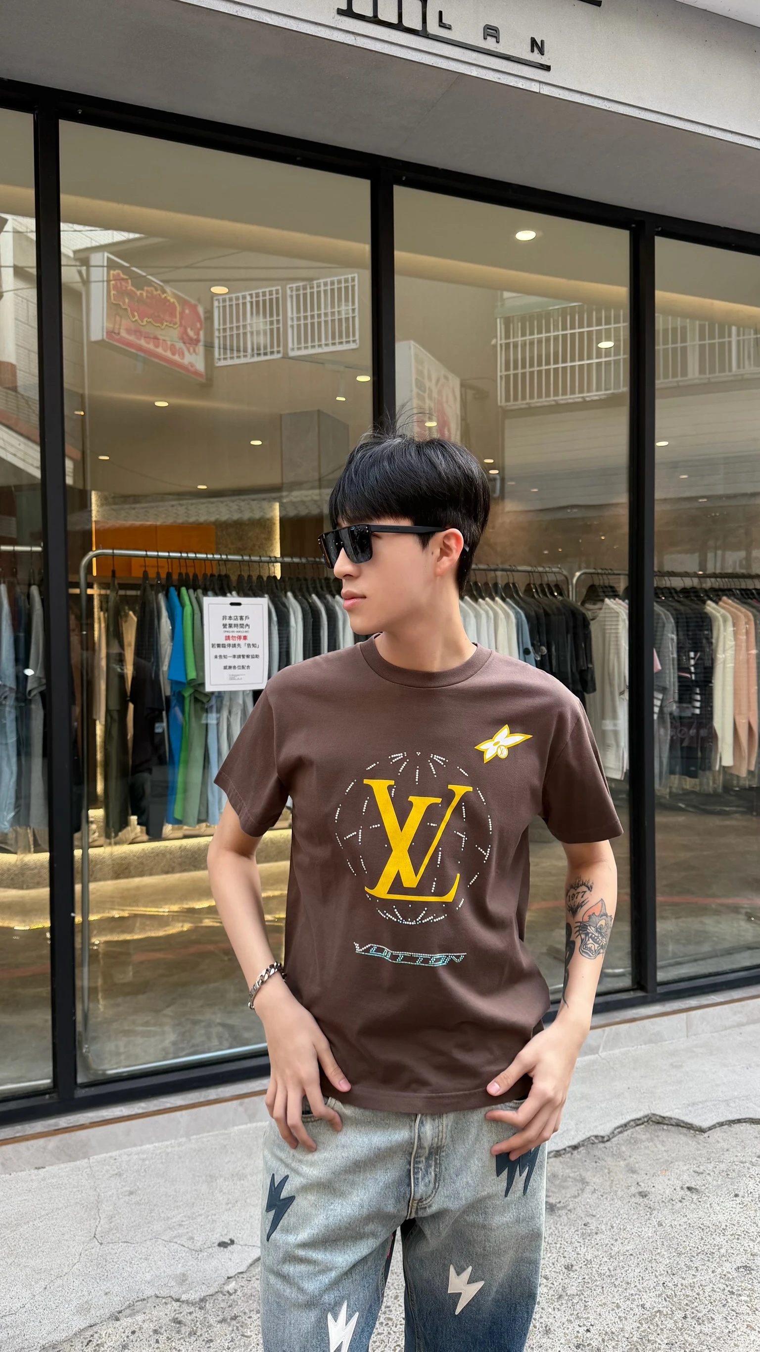 LV 胸前地球Logo短袖