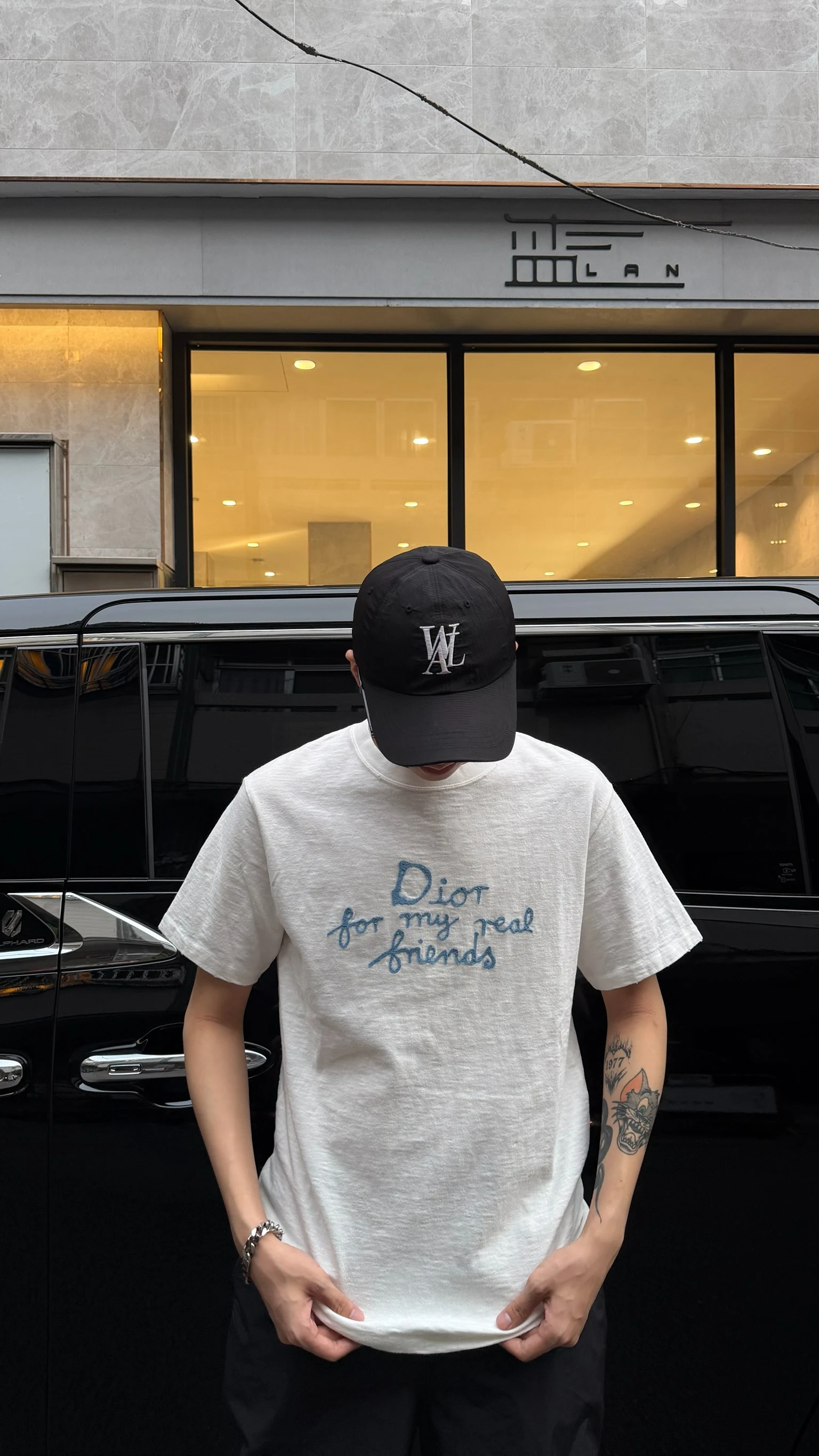 Dior 白底藍字標語