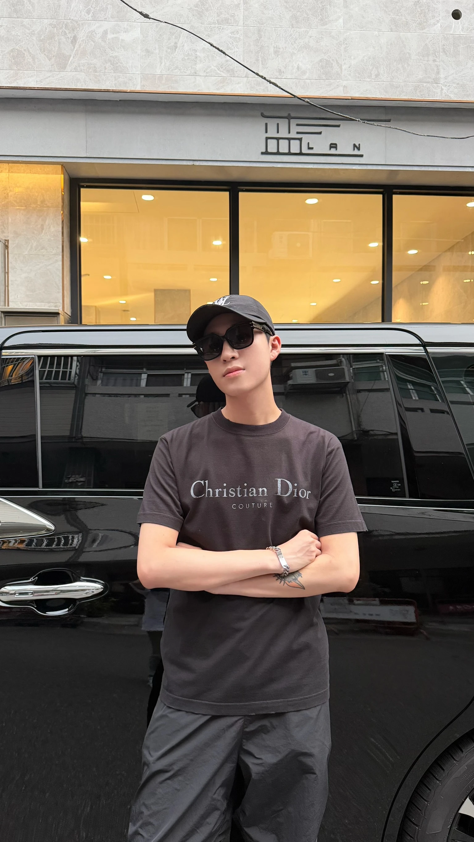 Dior 胸前灰文字標語短袖