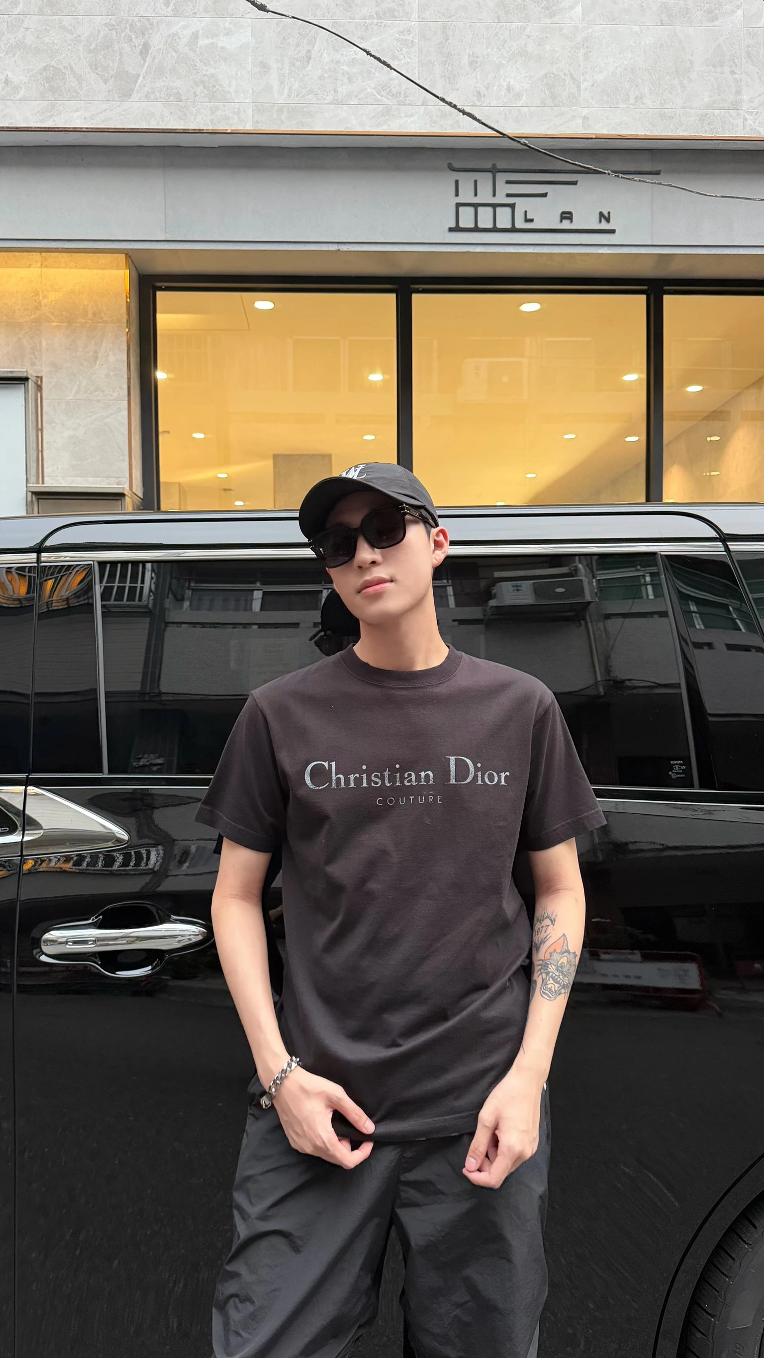 Dior 胸前灰文字標語短袖