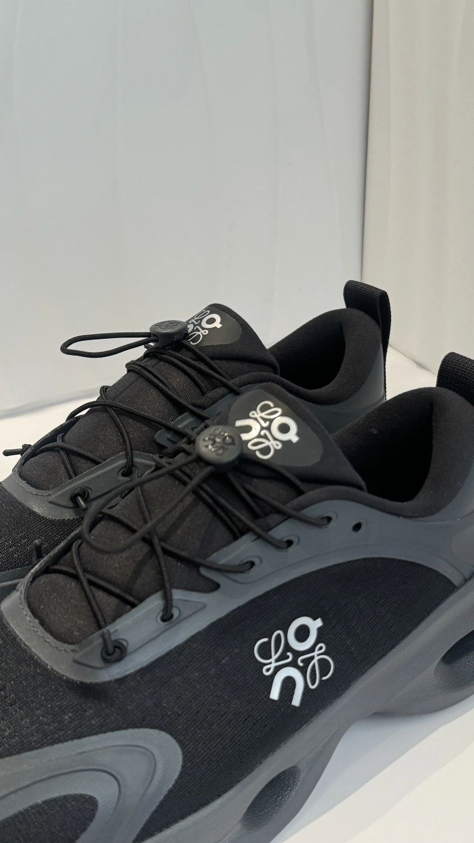 Loewe on聯名款輕量運動鞋