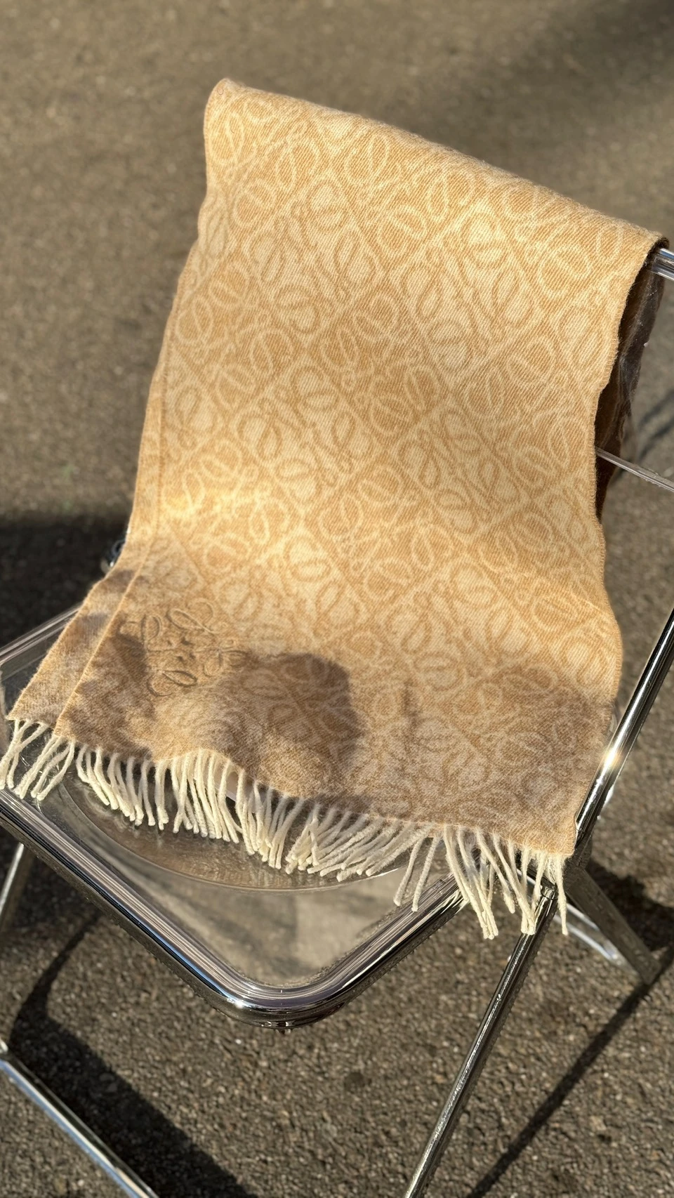 Loewe 滿版奶茶圍巾