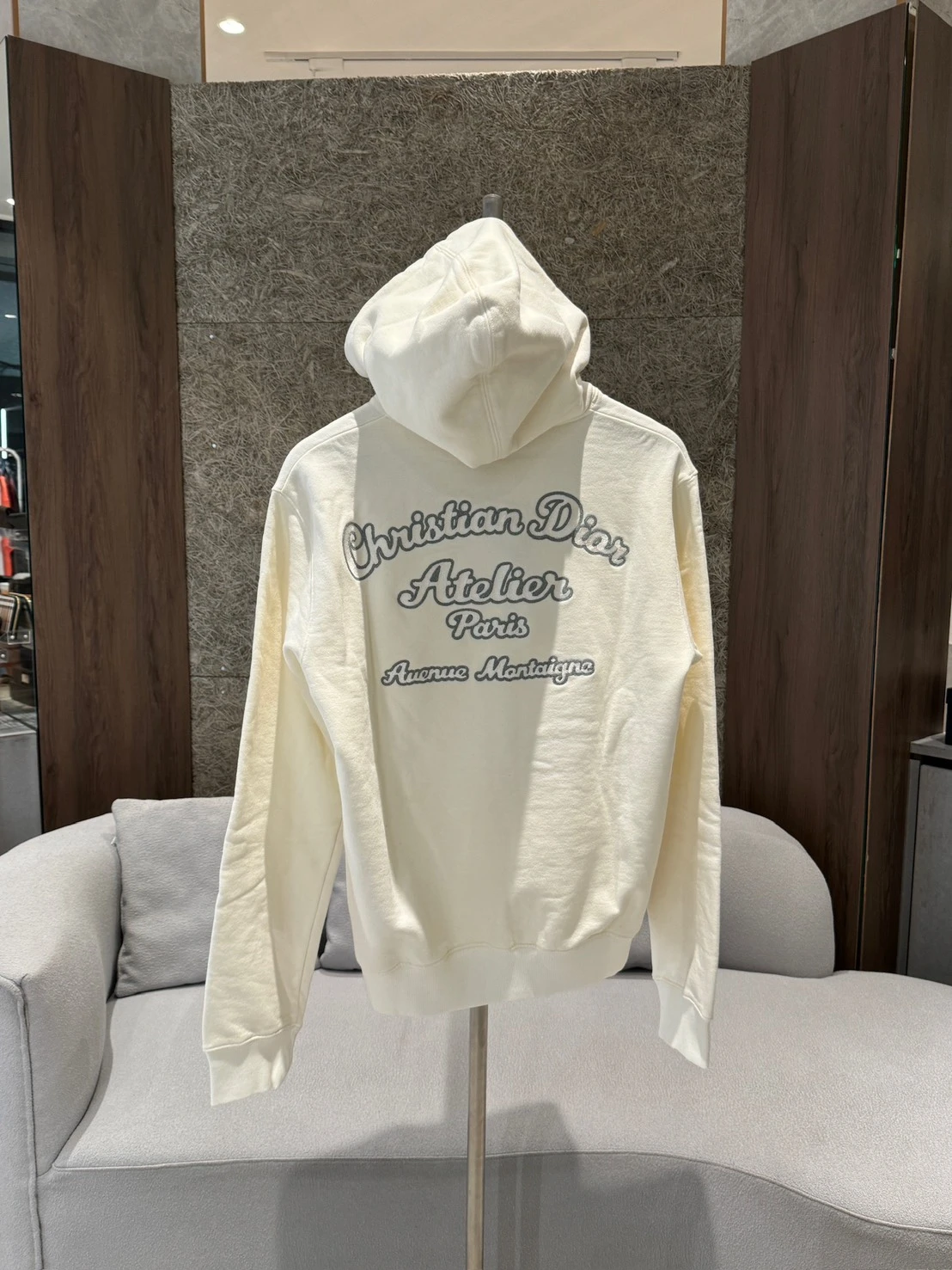 Dior 背後標語白色帽踢