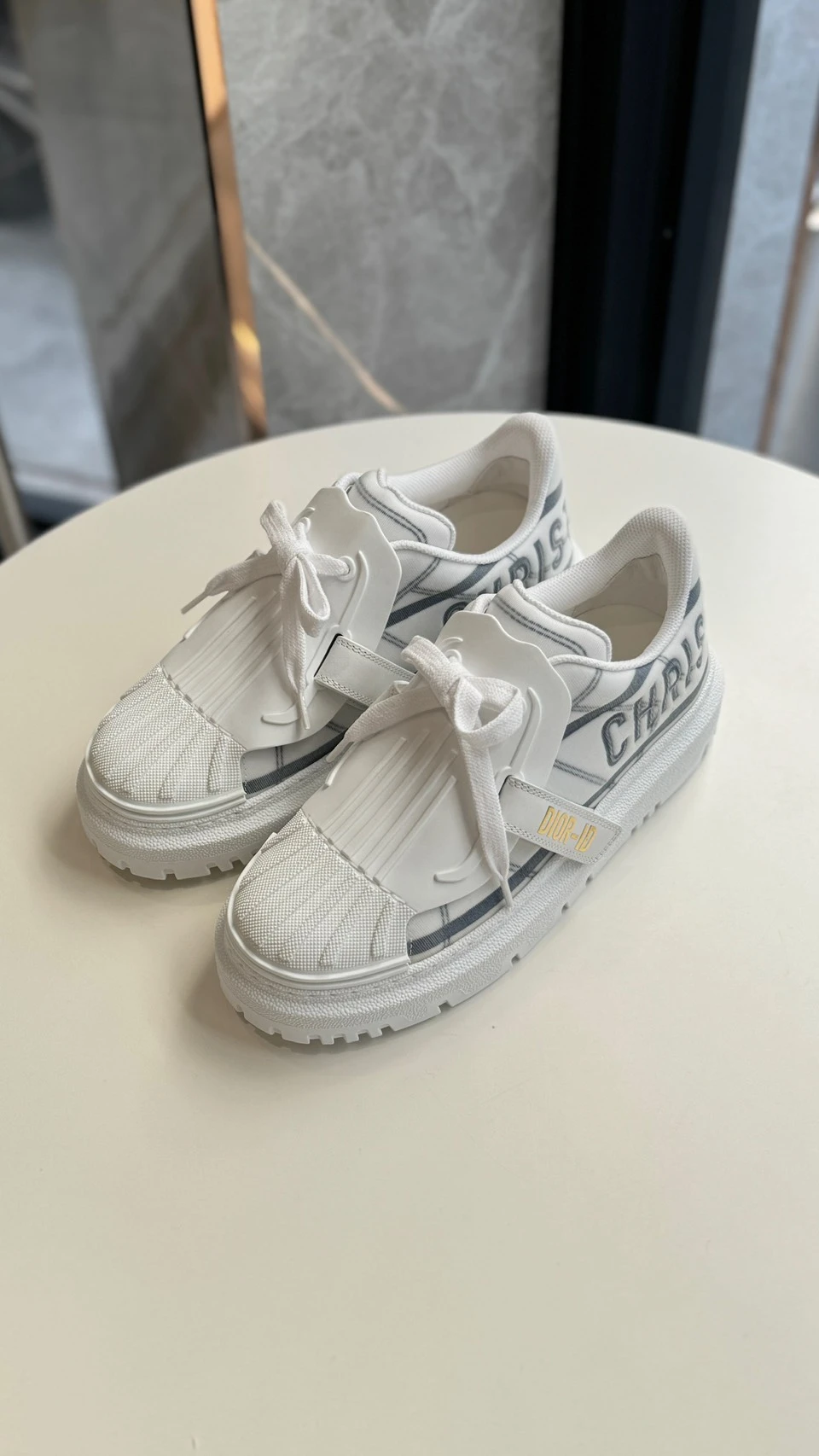 Dior 貝殼小白鞋