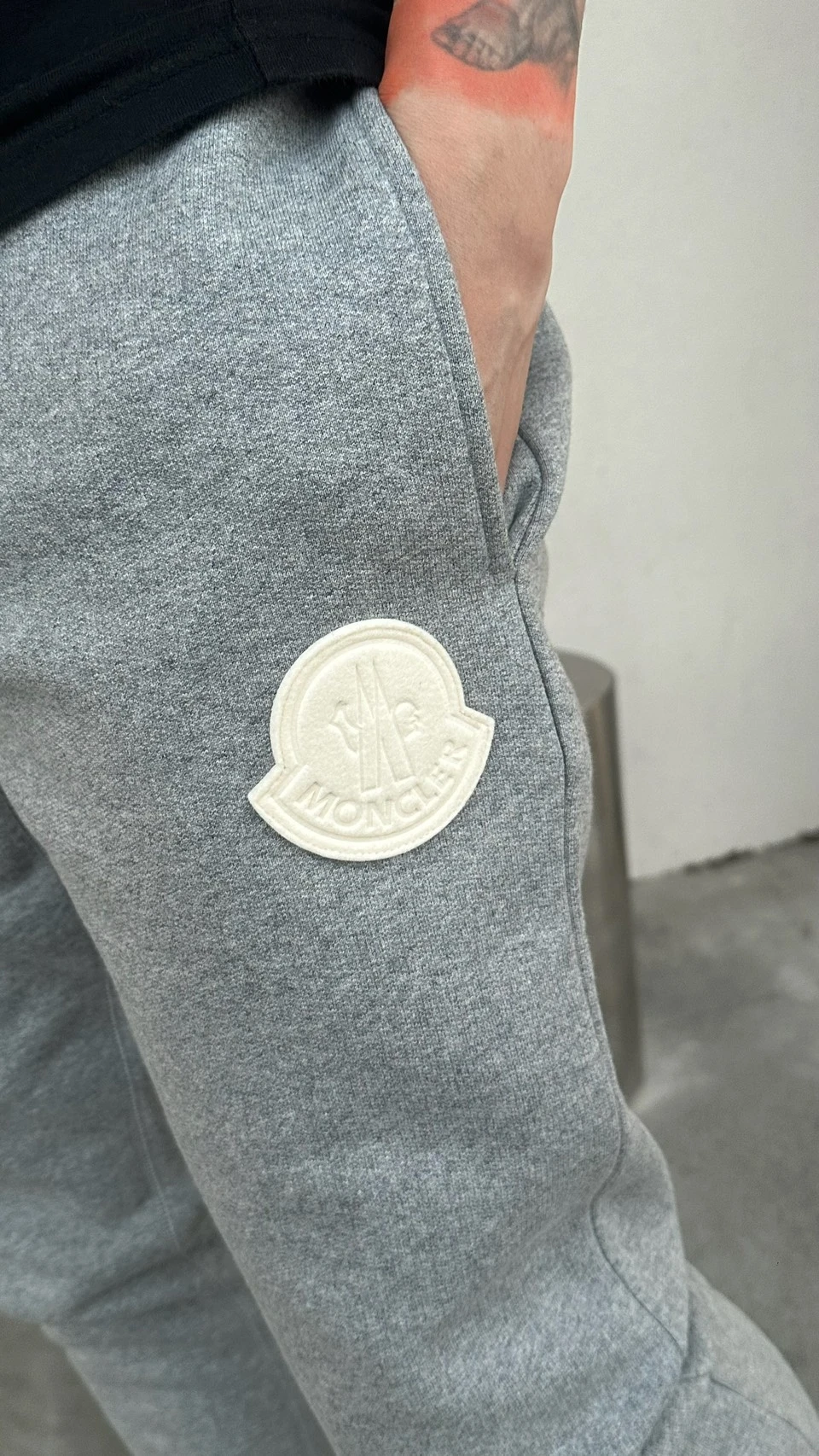 Moncler 灰底白標長褲
