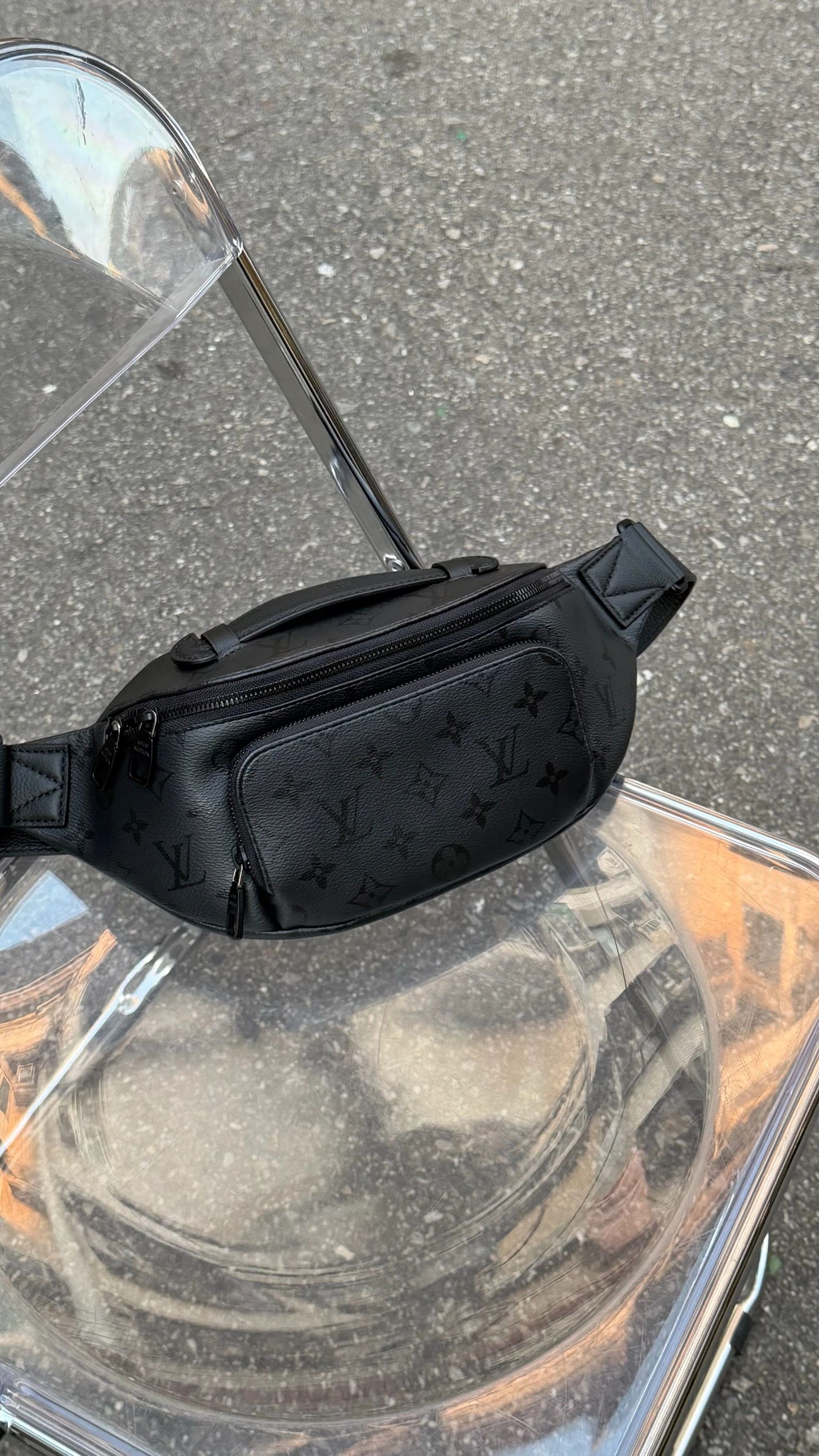 LV 午夜黑手提腰包