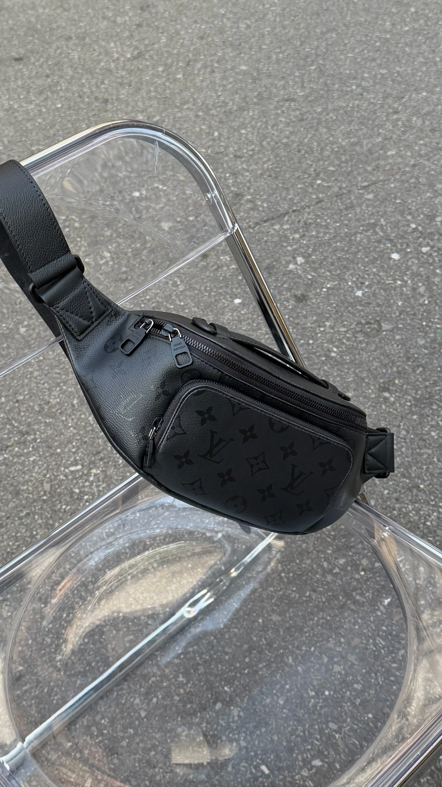 LV 午夜黑手提腰包