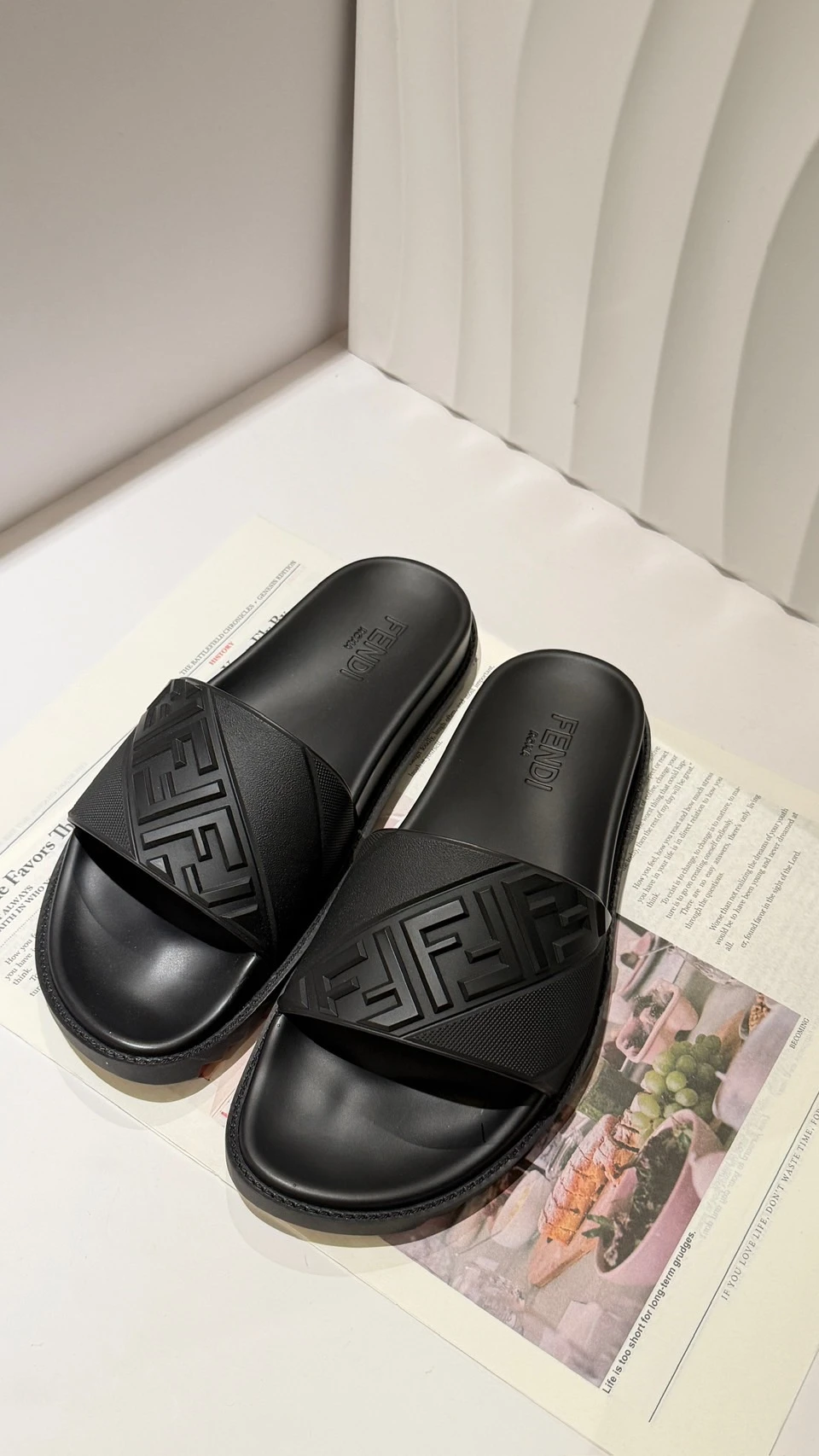 Fendi 黑壓印拖鞋