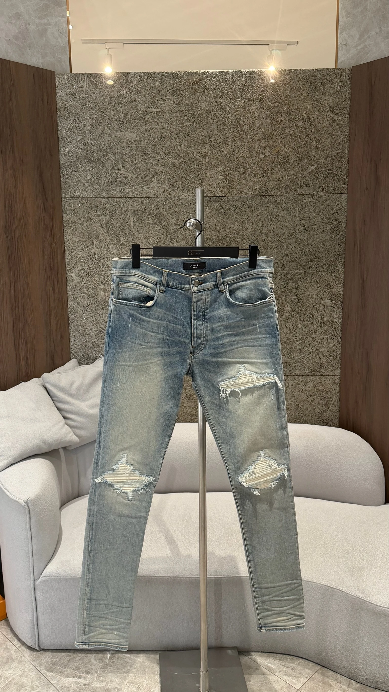 Amiri 淺牛仔刷色白補丁