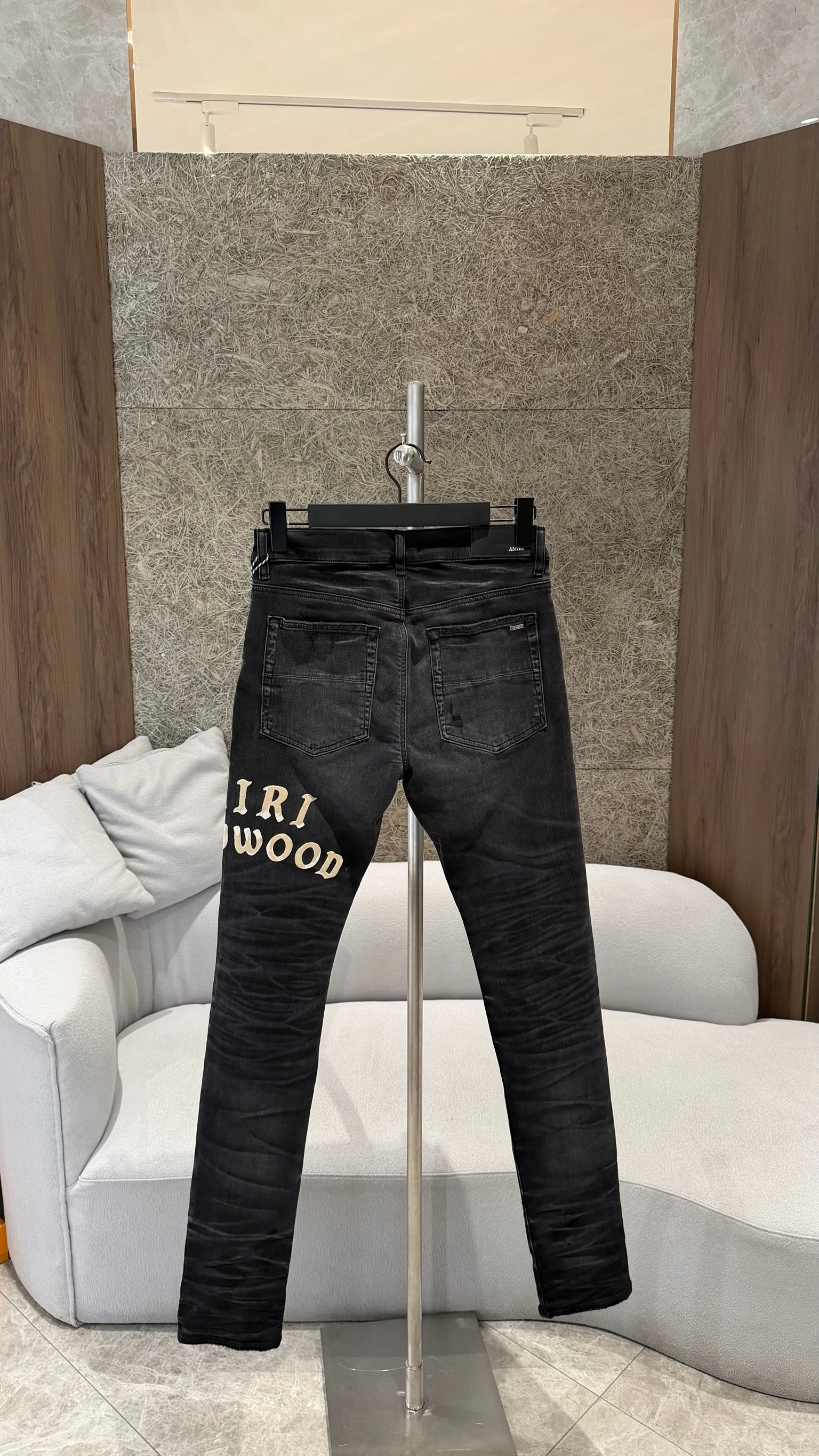 Amiri 黑牛仔米色刺繡牛仔褲