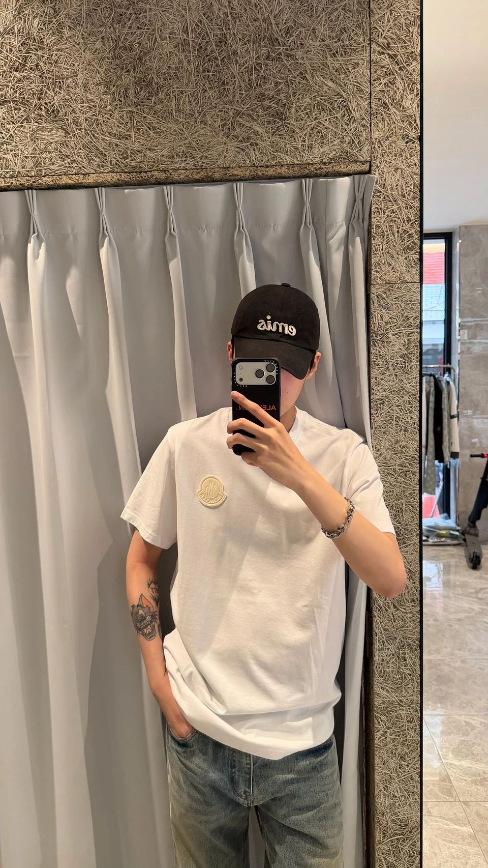 Moncler 白底白標