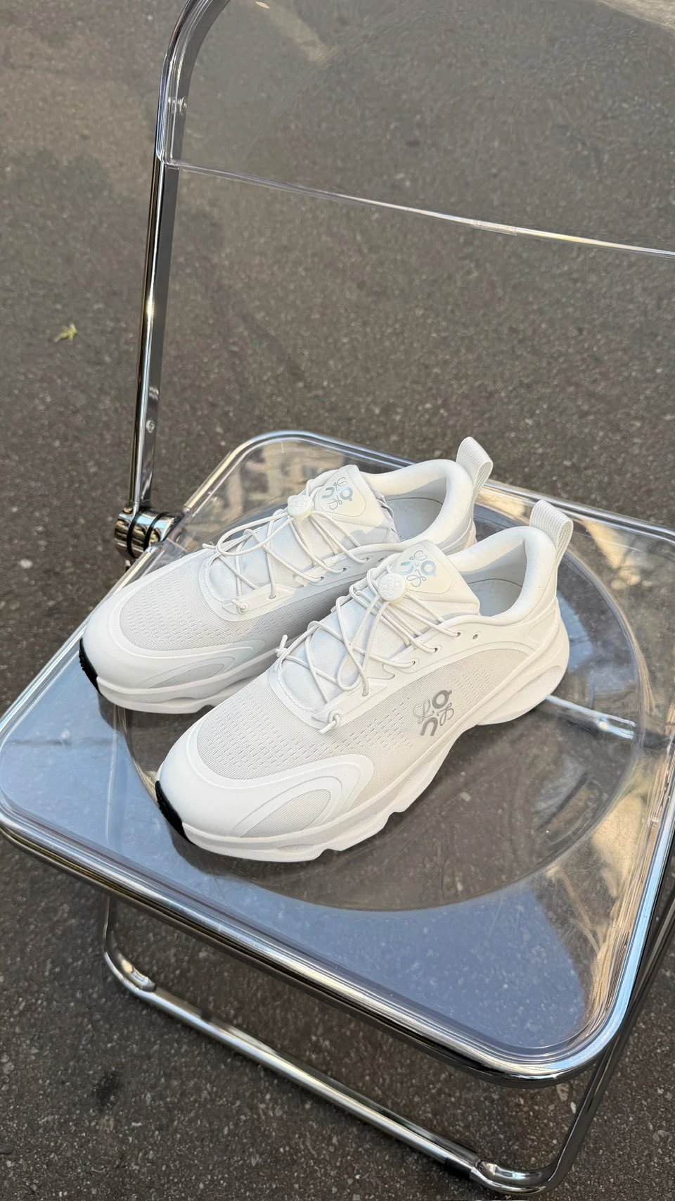 Loewe on聯名款輕量運動鞋