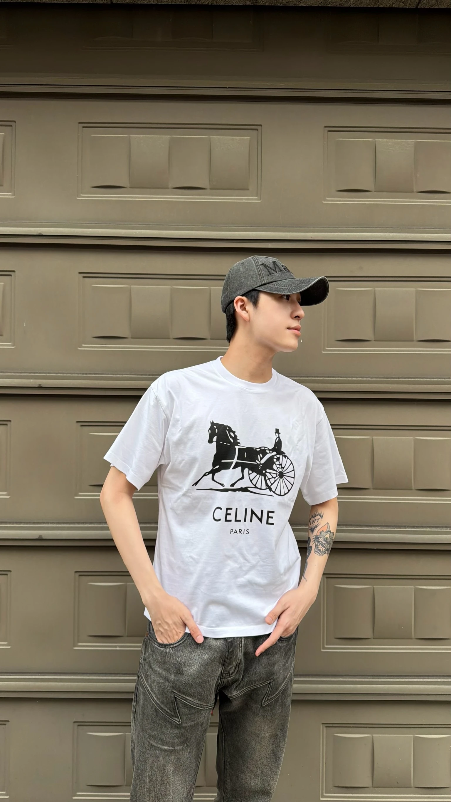 Celine 胸前馬車白短袖