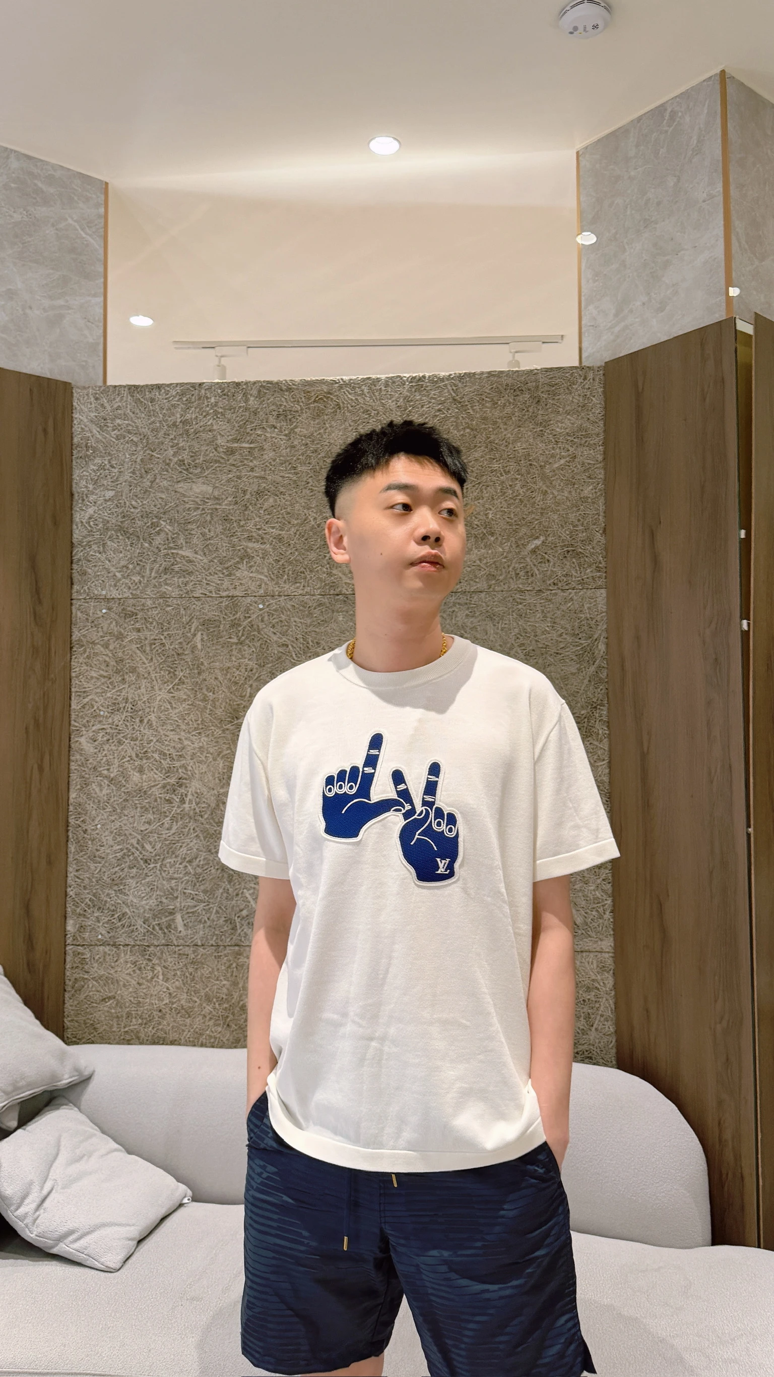 LV 胸前手勢Logo短袖