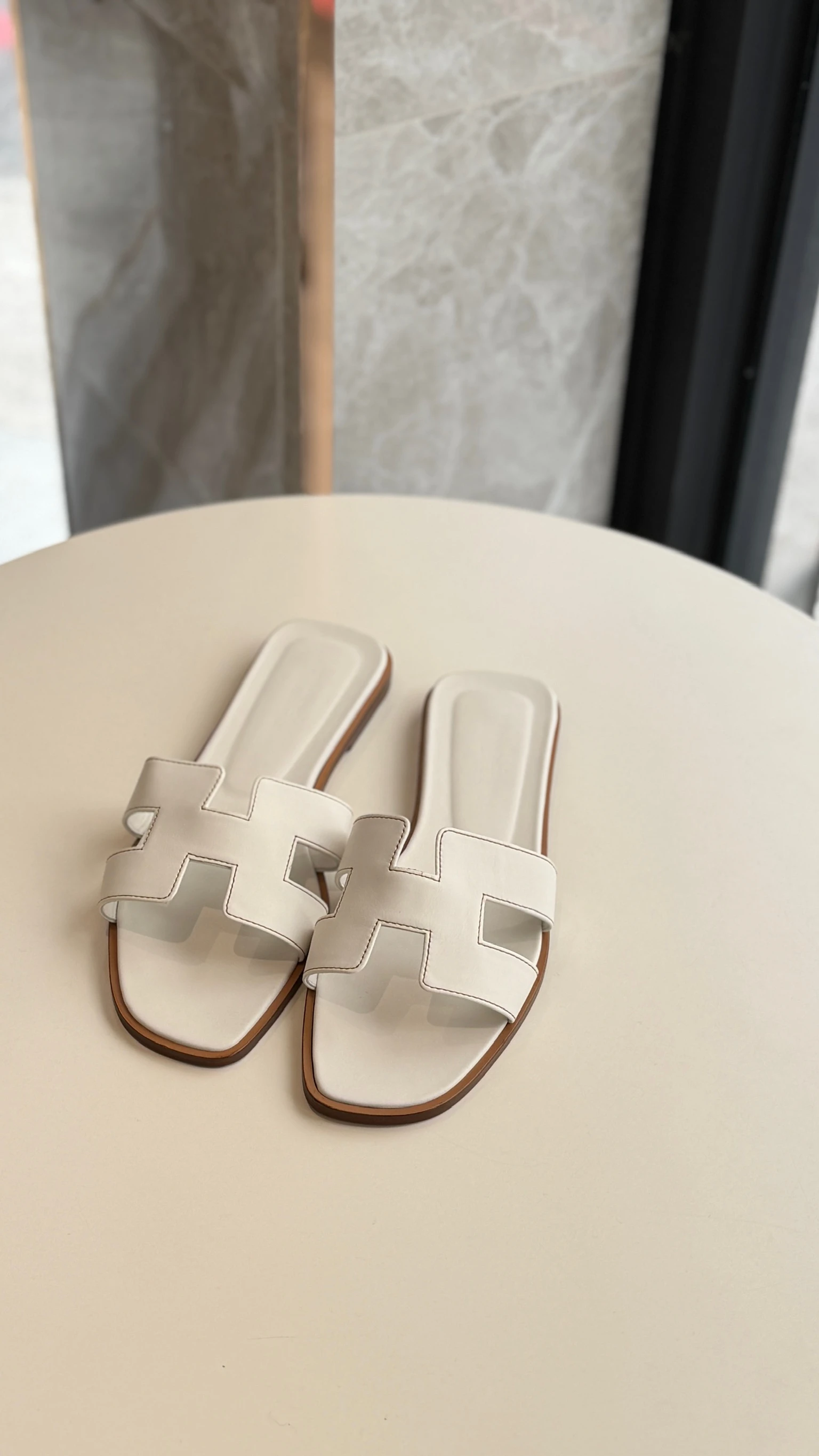 Hermes H白色涼拖
