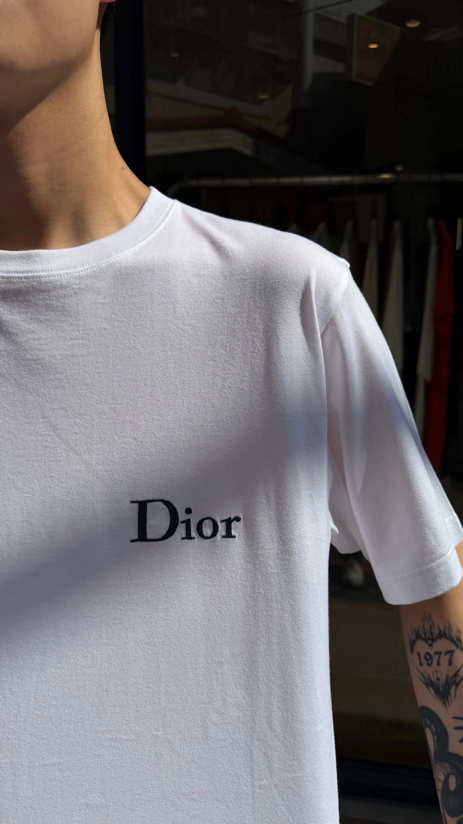 Dior 文字小標白短袖