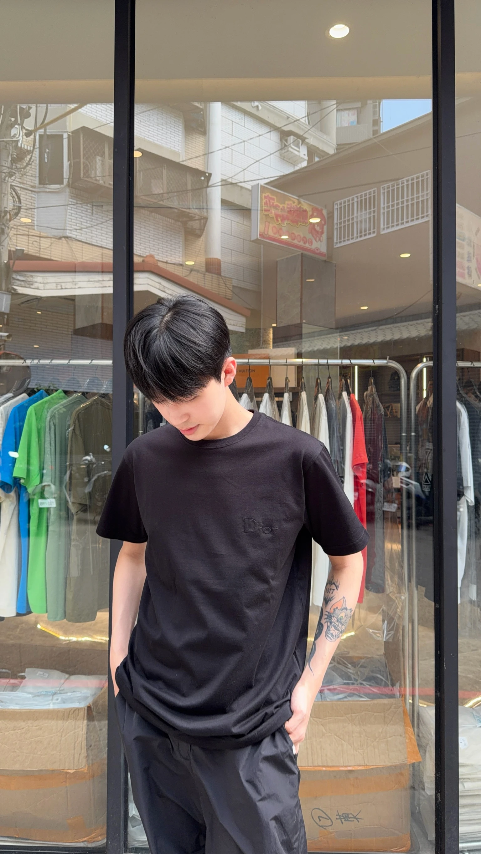Dior 黑底黑文字刺繡短袖