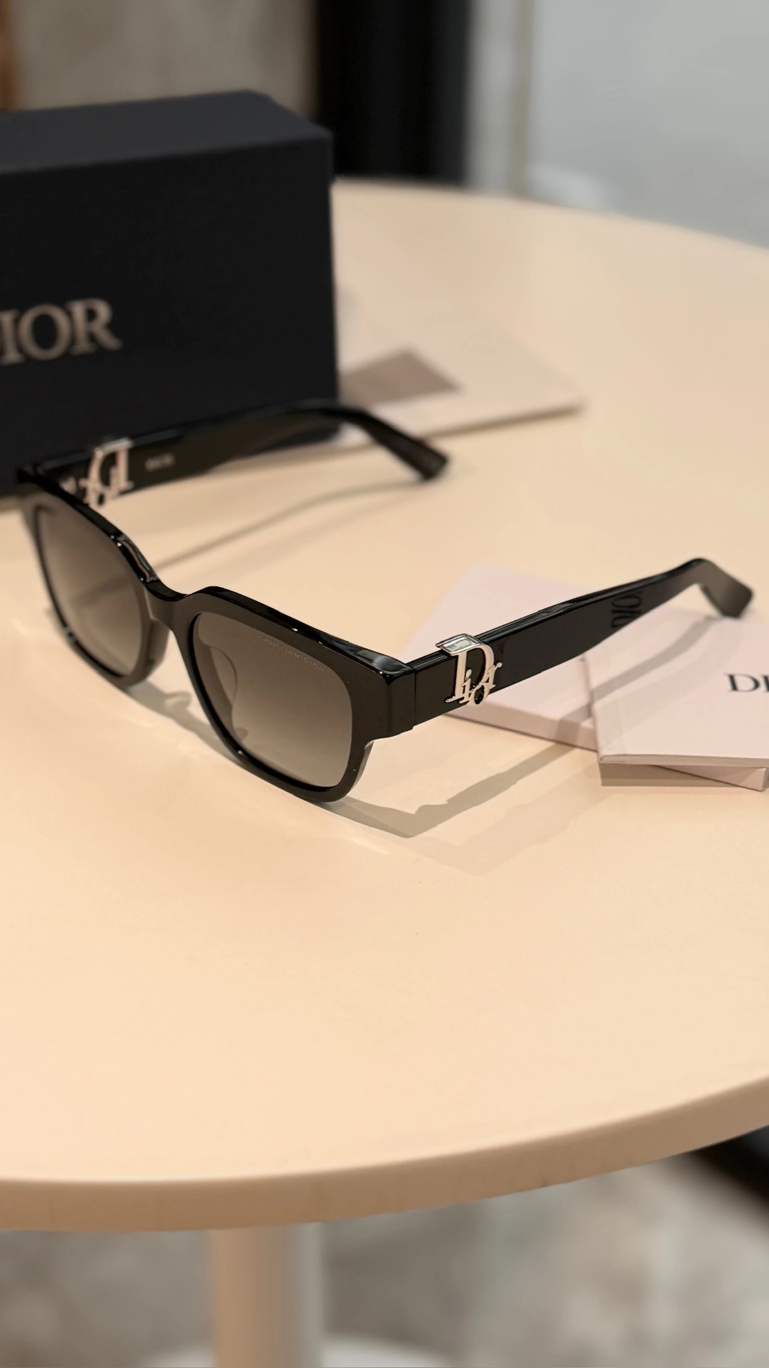 Dior 側邊銀色logo墨鏡