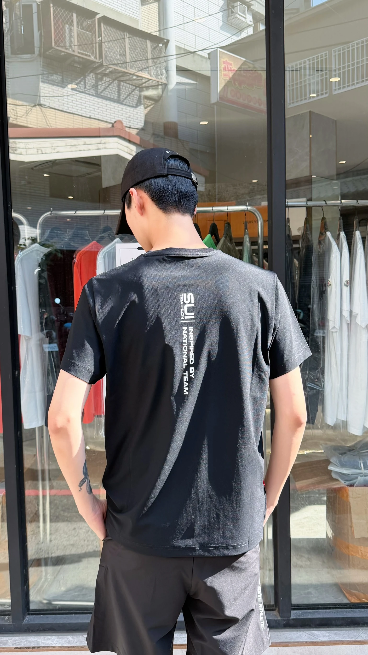 迪桑特 黑鐵人三項領口Logo短袖