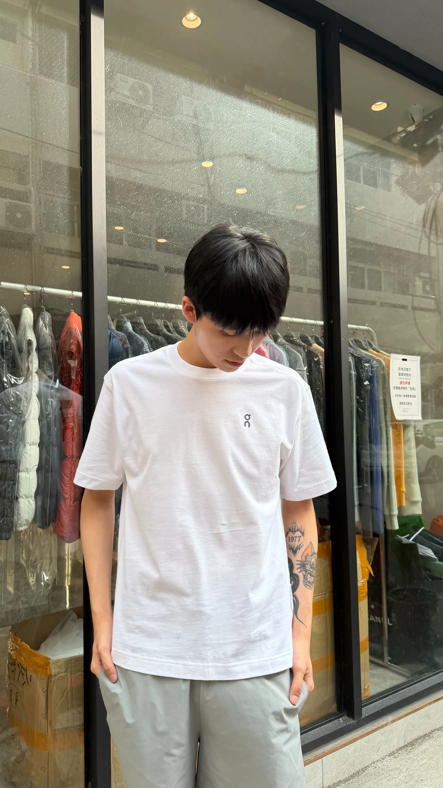 On 白色短袖