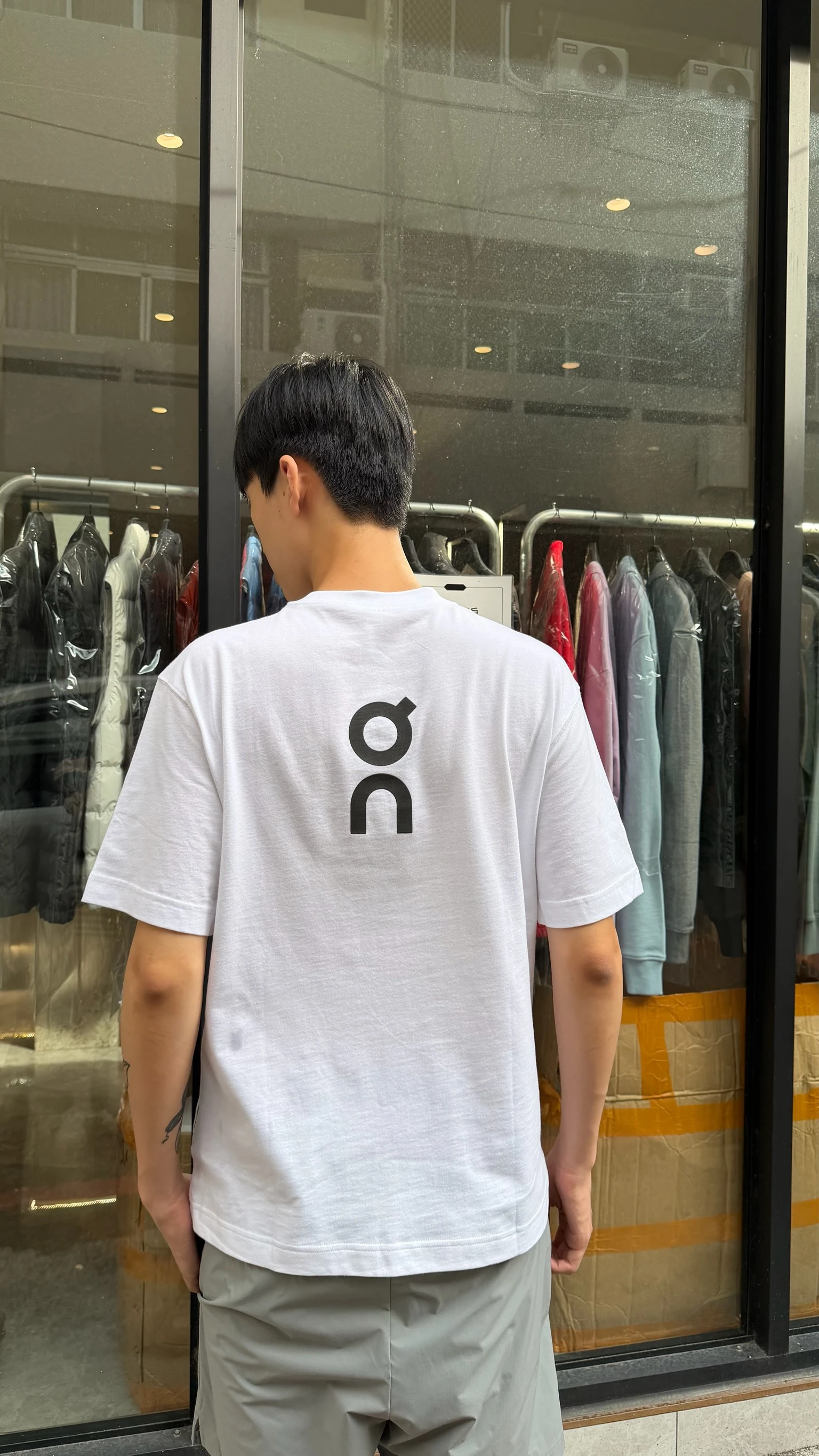 On 白色短袖