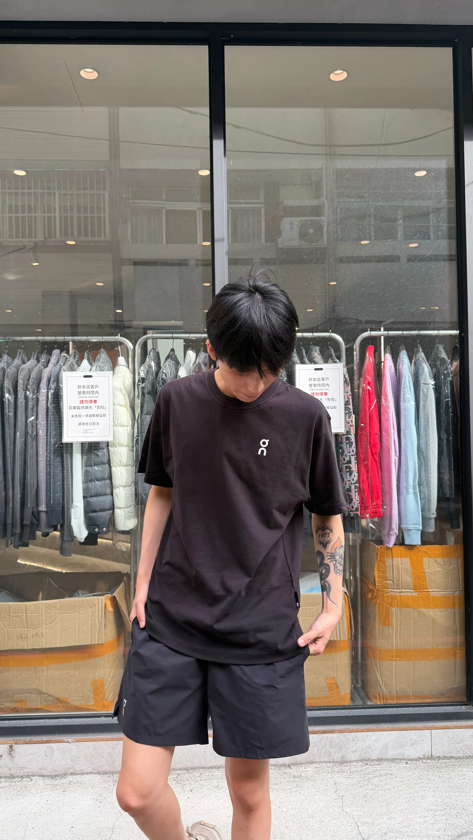 On 黑色短袖