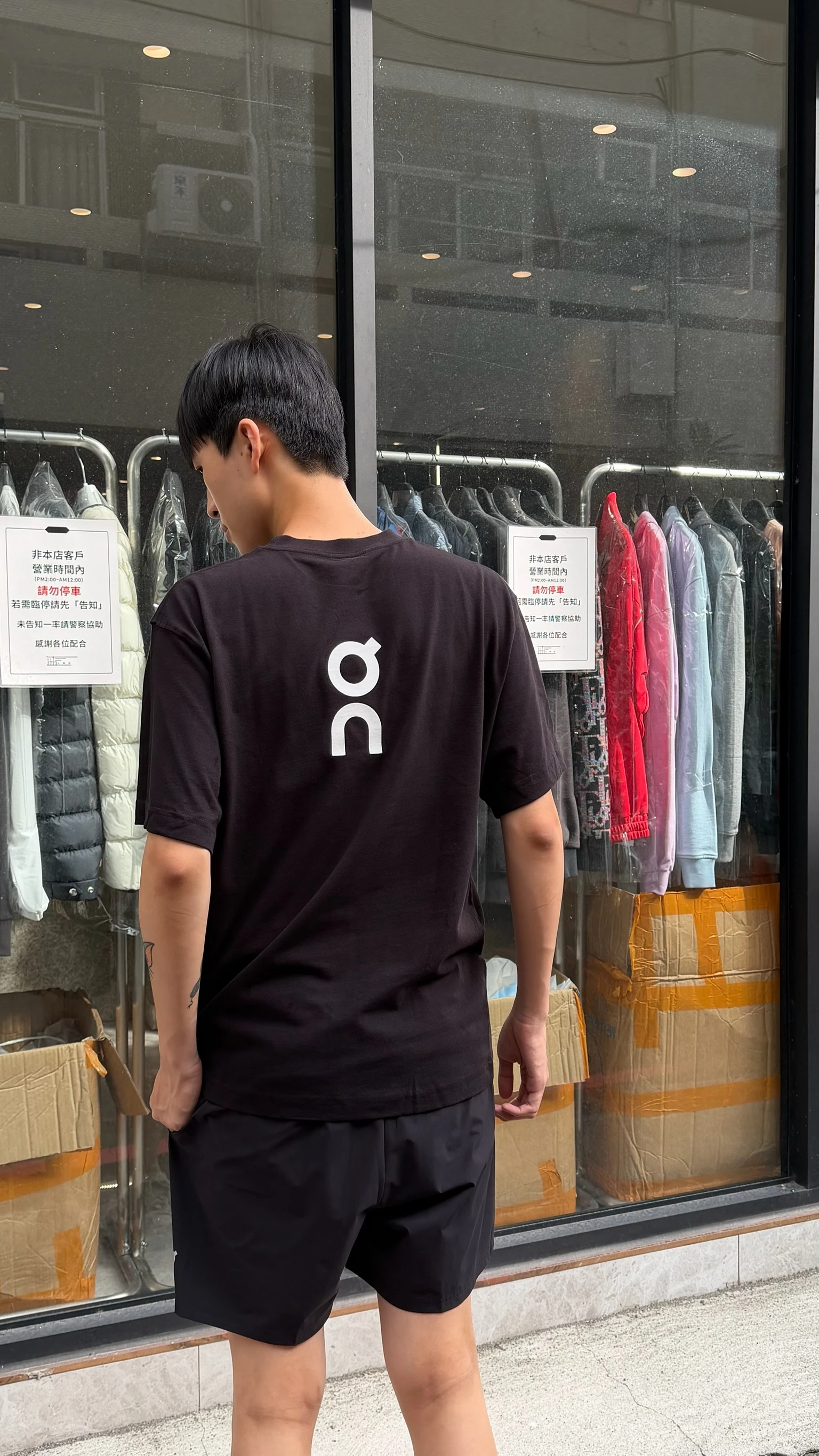 On 黑色短袖