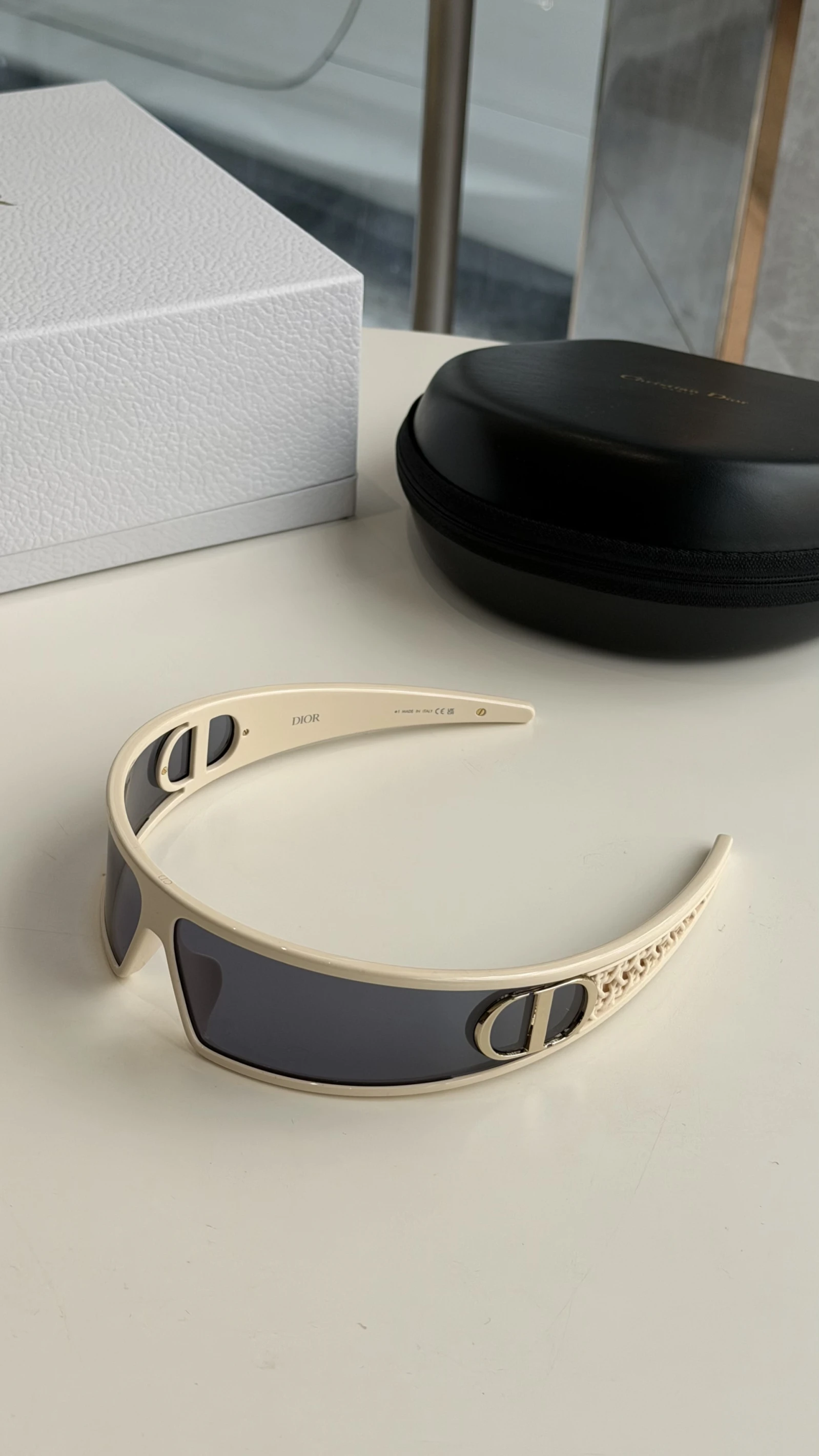 Dior 白色墨鏡髮窟