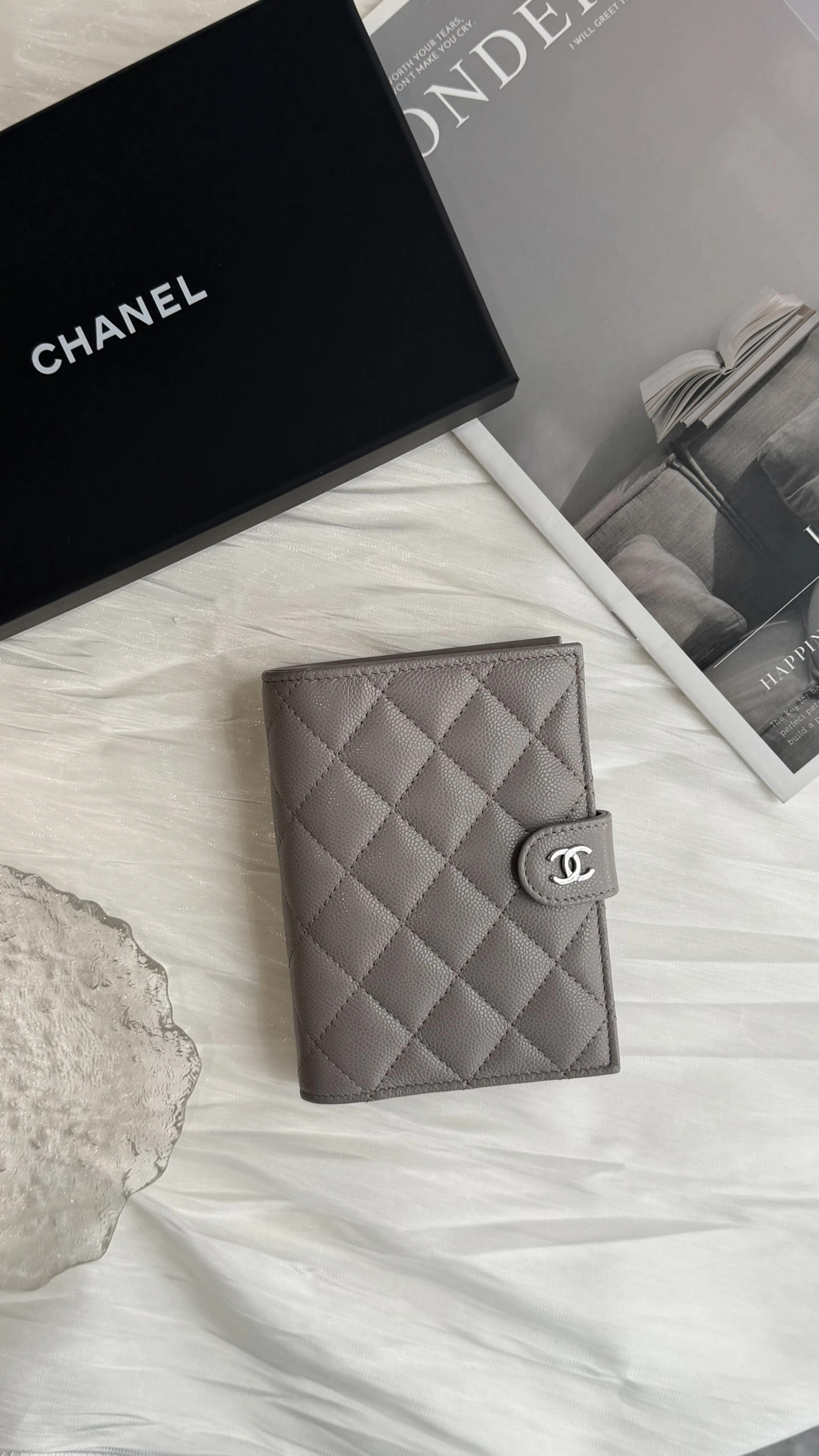 Chanel 大象灰護照夾