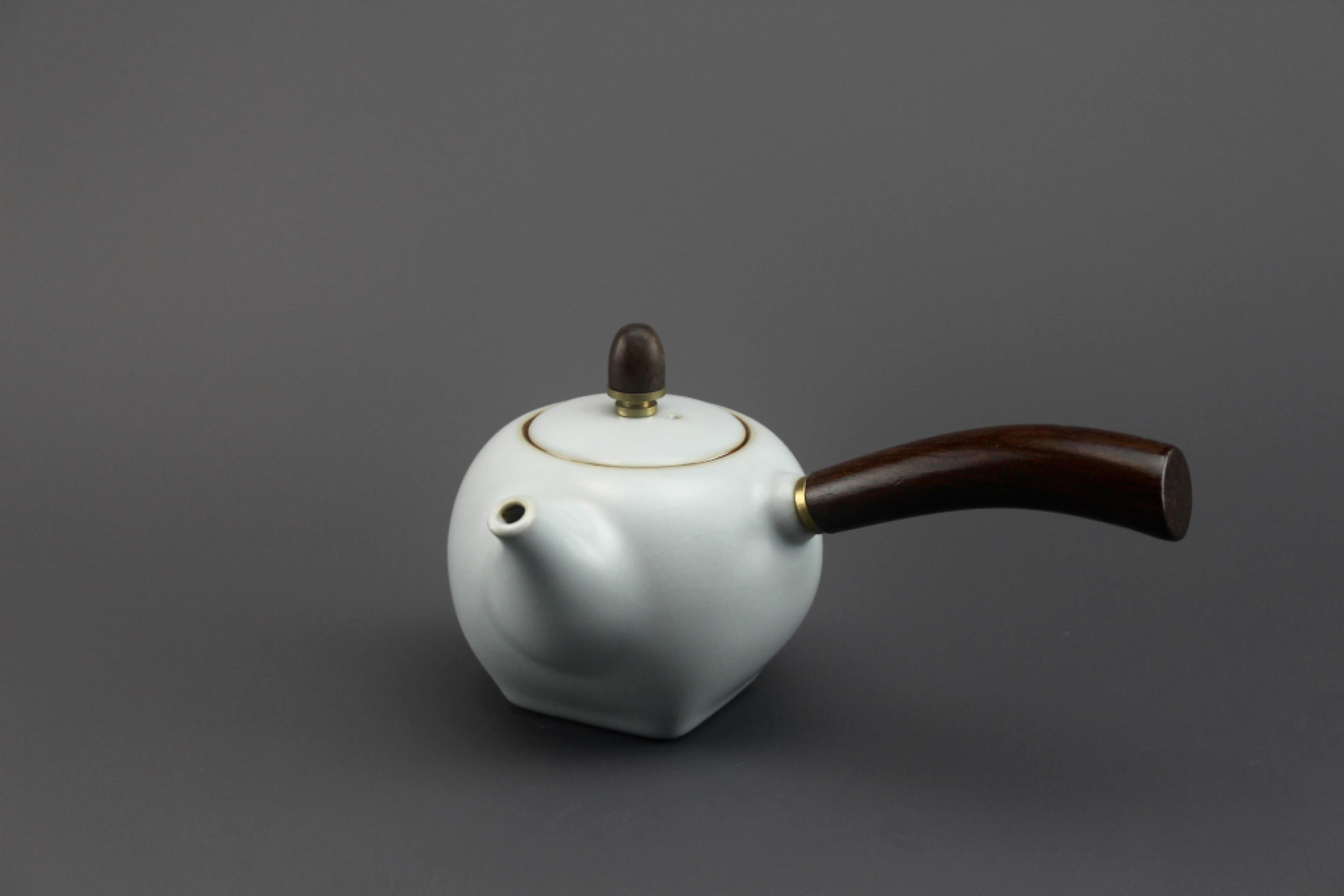 汝窯天青天圓地方黑壇木側把壺(200cc)