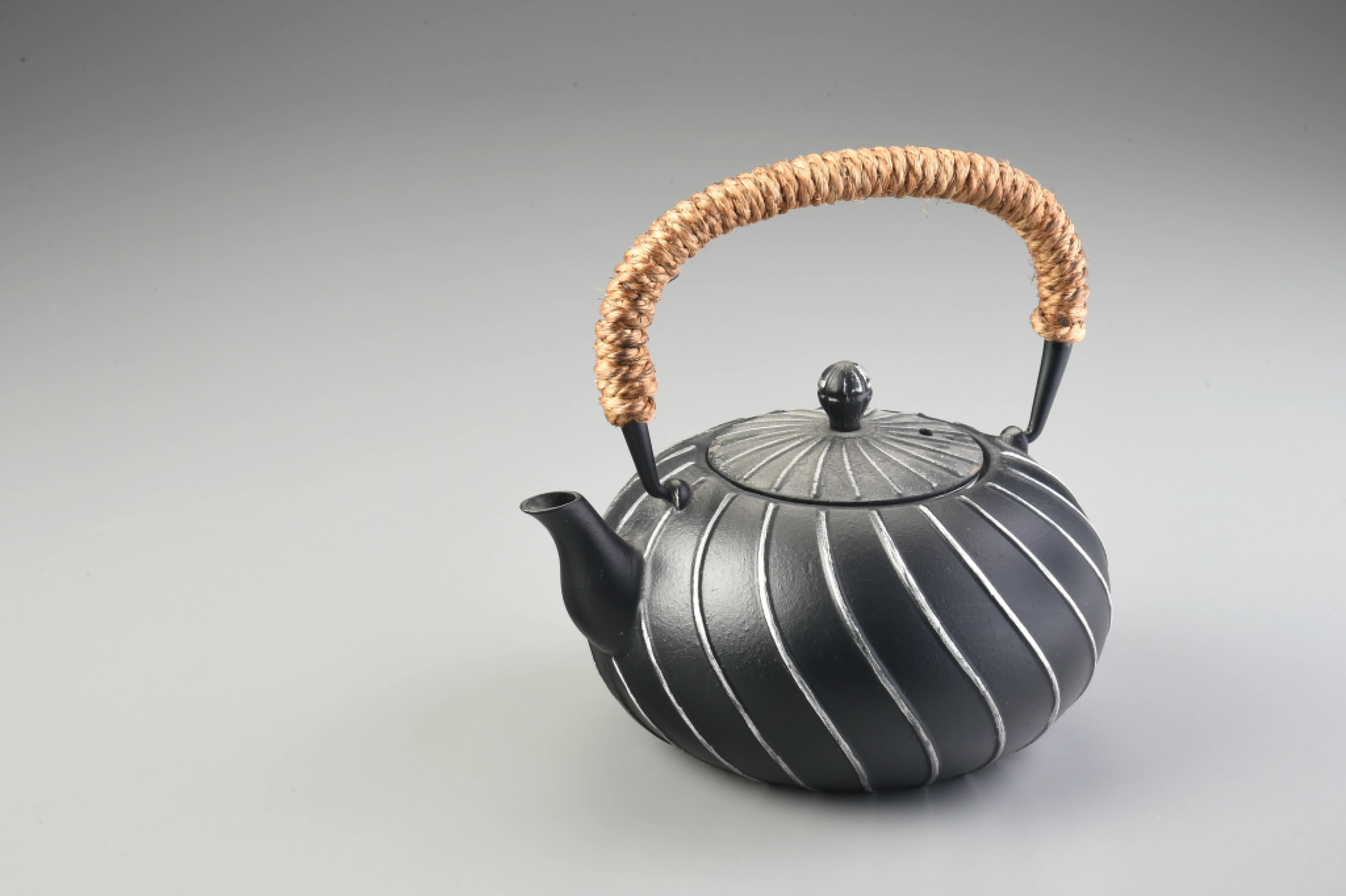 生鐵壺-鐵把鐵蓋銀線燈籠紋(1.2L)