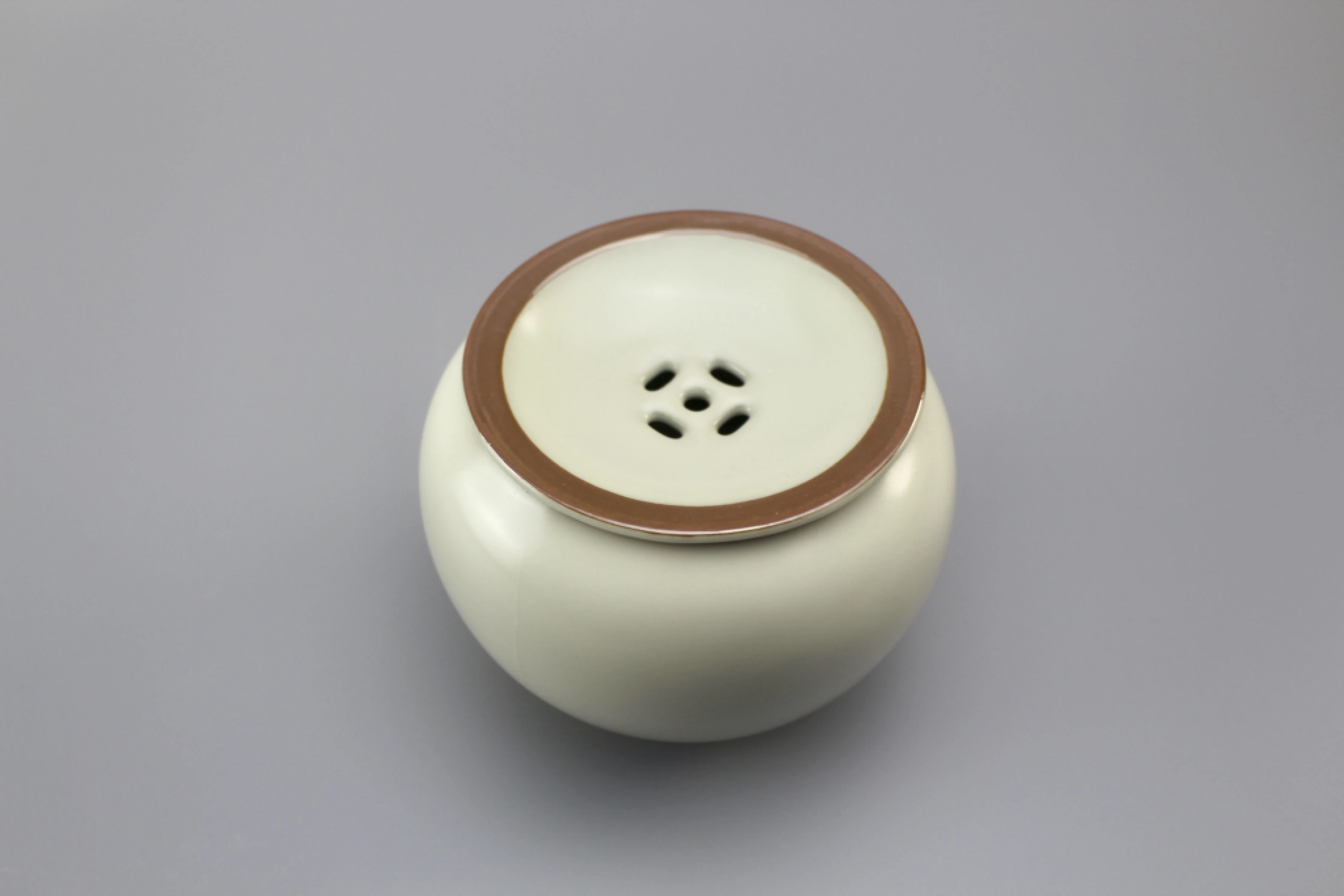 汝窯米黃小銅錢孔建水缽(340cc)