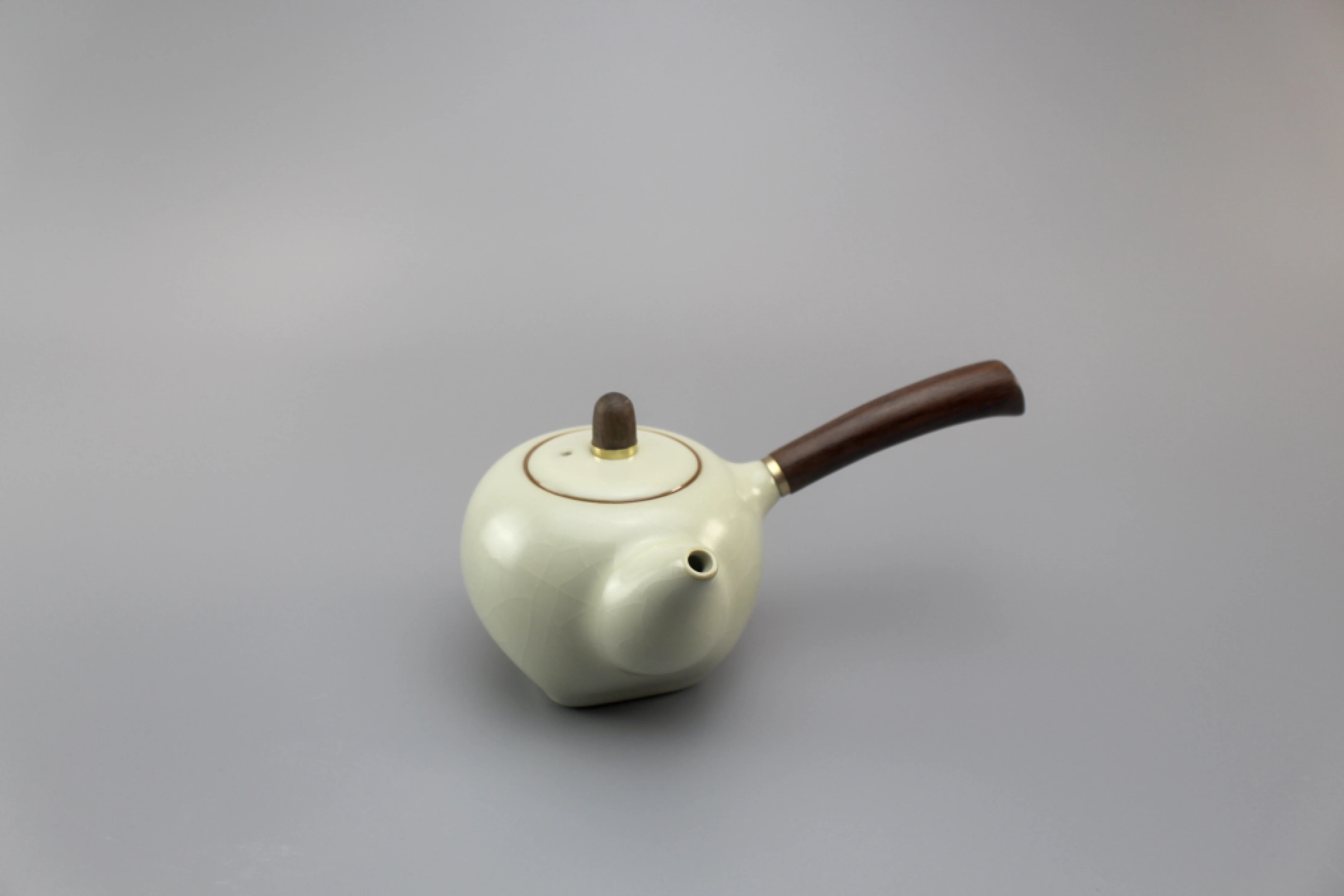 汝窯米黃天圓地方黑木柄側把壺(260cc)