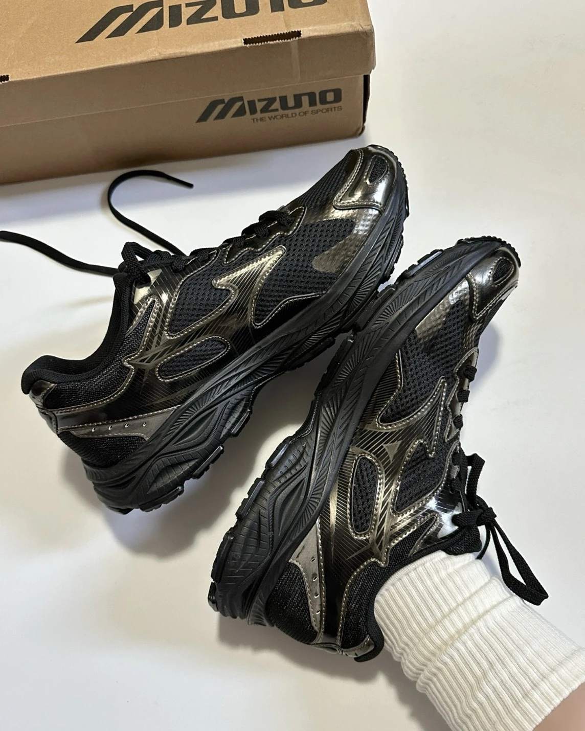 【預購】Mizuno Racer S "Black Silver" 金屬碳黑 D1GH223521