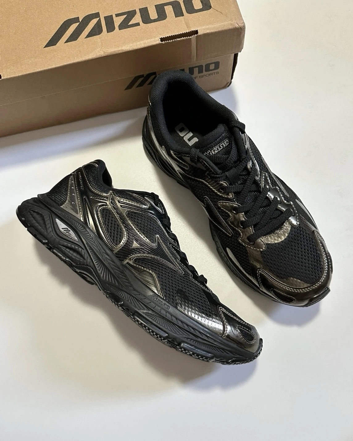 【預購】Mizuno Racer S "Black Silver" 金屬碳黑 D1GH223521