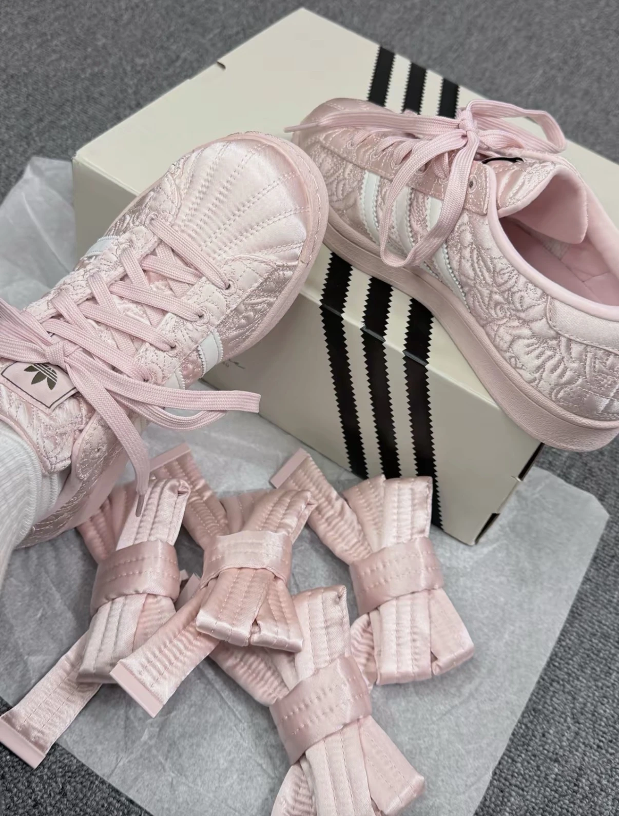 【預購】adidas x Caroline Hu Superstar W 女鞋 聯名休閒鞋 粉紅 大蝴蝶結 緞面 愛迪達 JQ8737