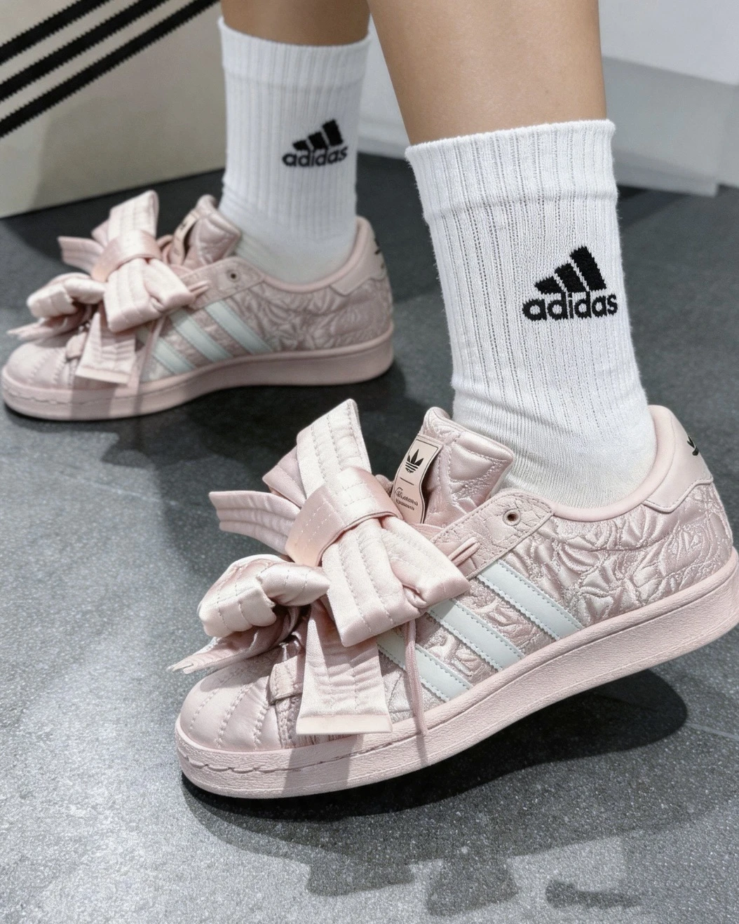 【預購】adidas x Caroline Hu Superstar W 女鞋 聯名休閒鞋 粉紅 大蝴蝶結 緞面 愛迪達 JQ8737