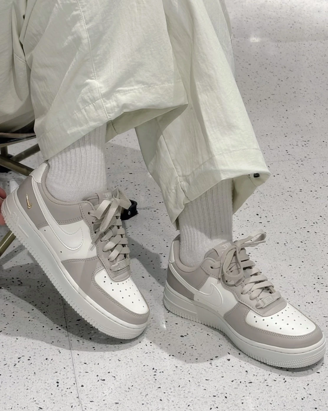 【預購】NIKE AIR FORCE 1 燕麥奶茶 X 小金勾 女款 IV5197-200
