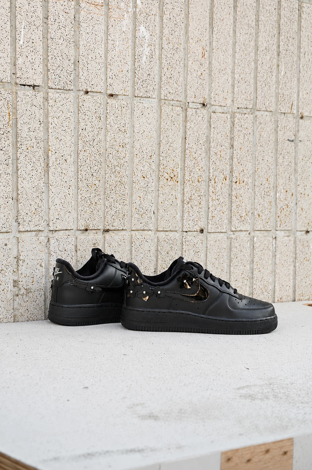【爆款！】現貨 NIKE AIR FORCE 1 LOW “PATENT FLOWER PACK” 全黑 小花 休閒鞋 女款 ir8637-001