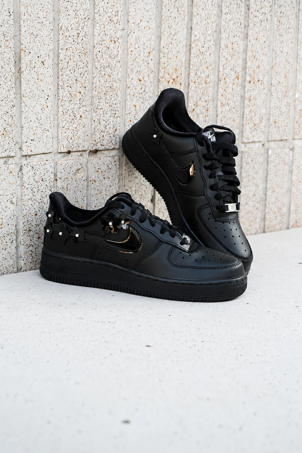【爆款！】現貨 NIKE AIR FORCE 1 LOW “PATENT FLOWER PACK” 全黑 小花 休閒鞋 女款 ir8637-001