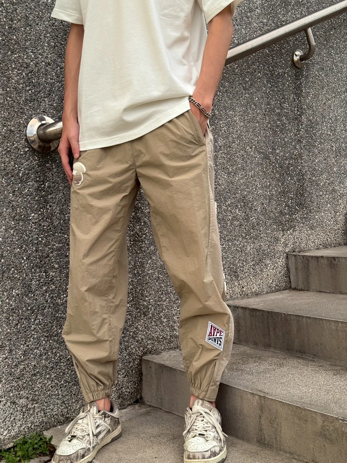 【AAPE】漸層植絨LOGO防風｜長褲(卡其)