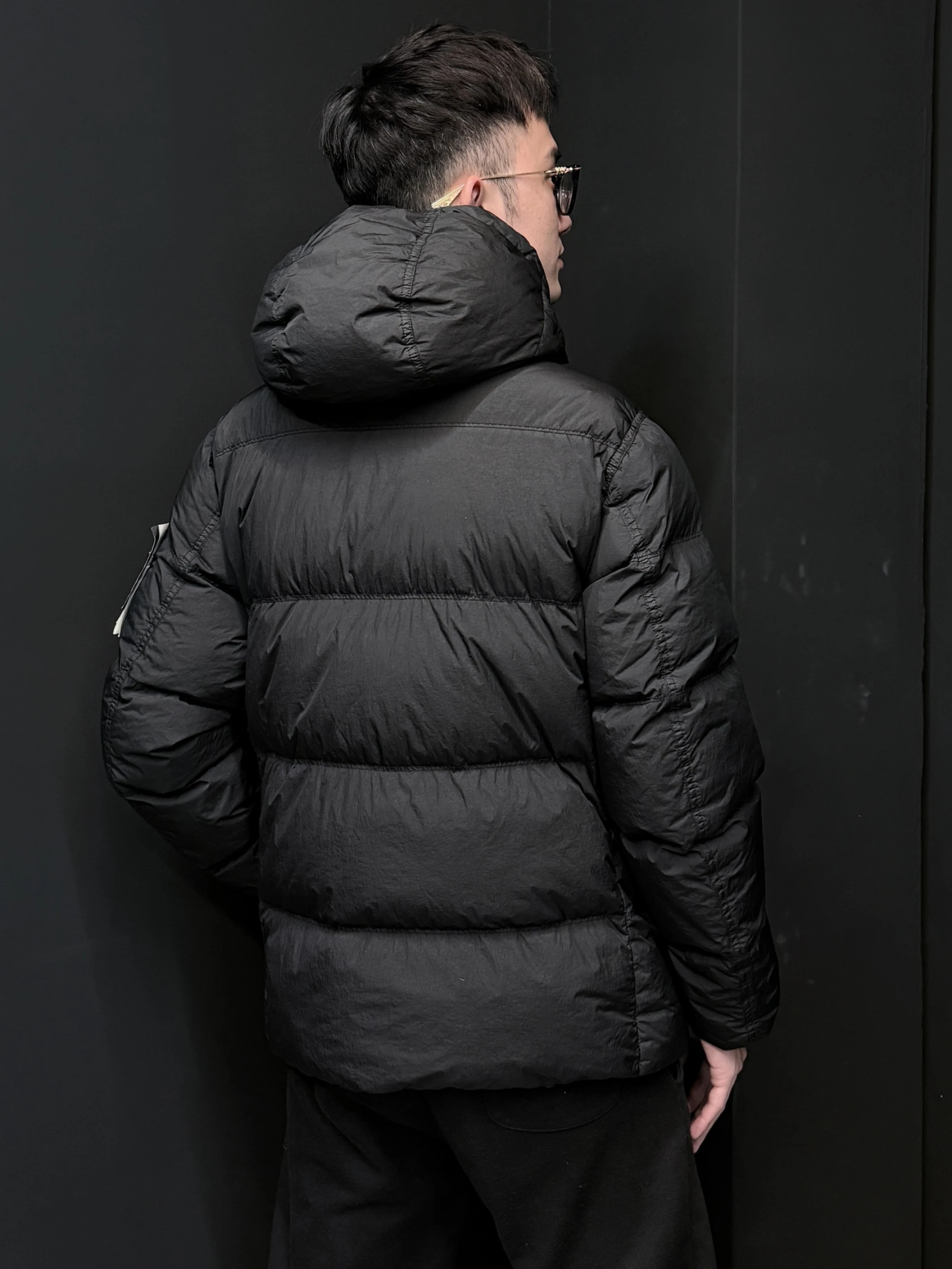 Stone Island 羅盤臂章吊牌羽絨外套(黑)