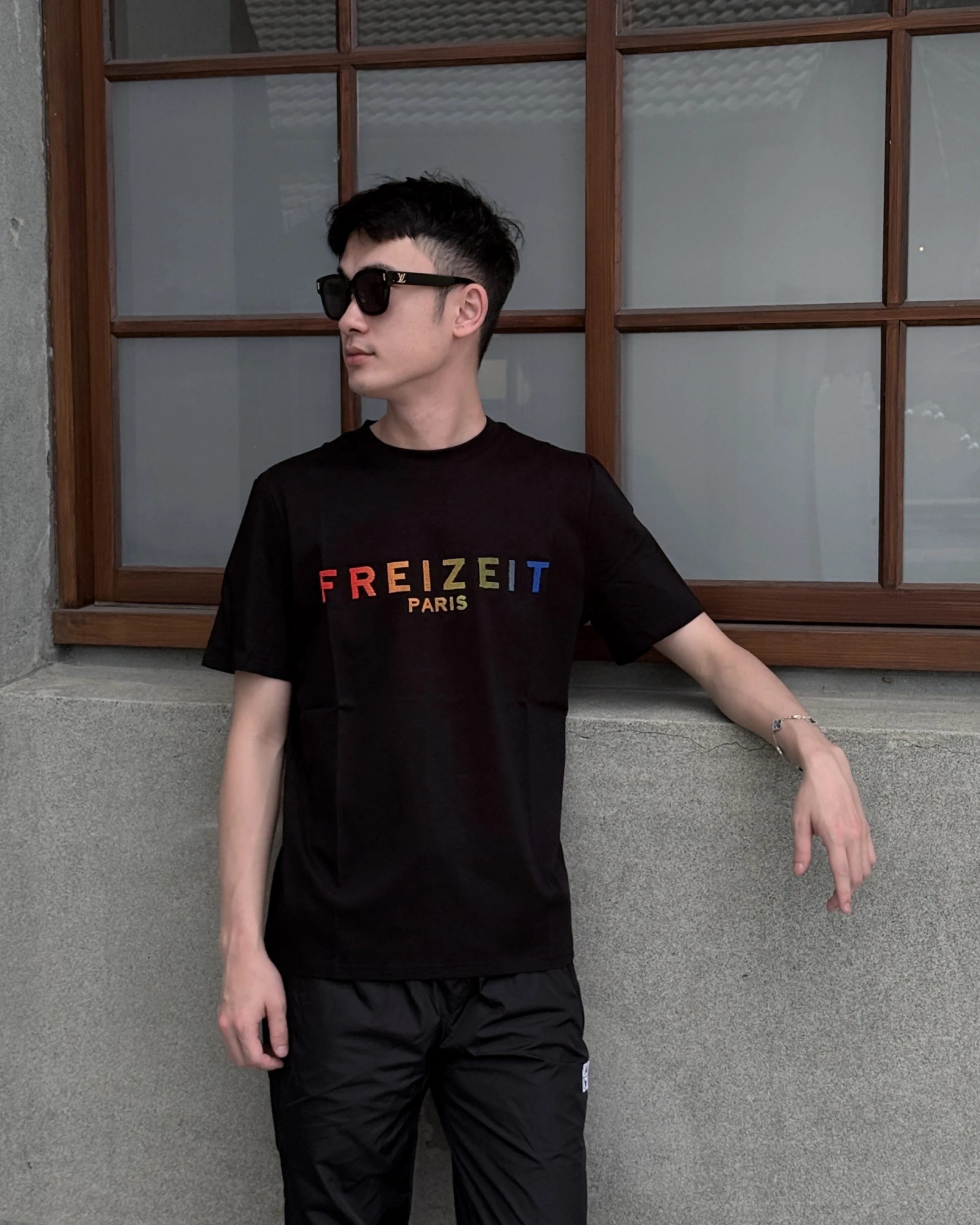 【Freizeit費瑞特】霓虹LOGO｜短袖(黑)